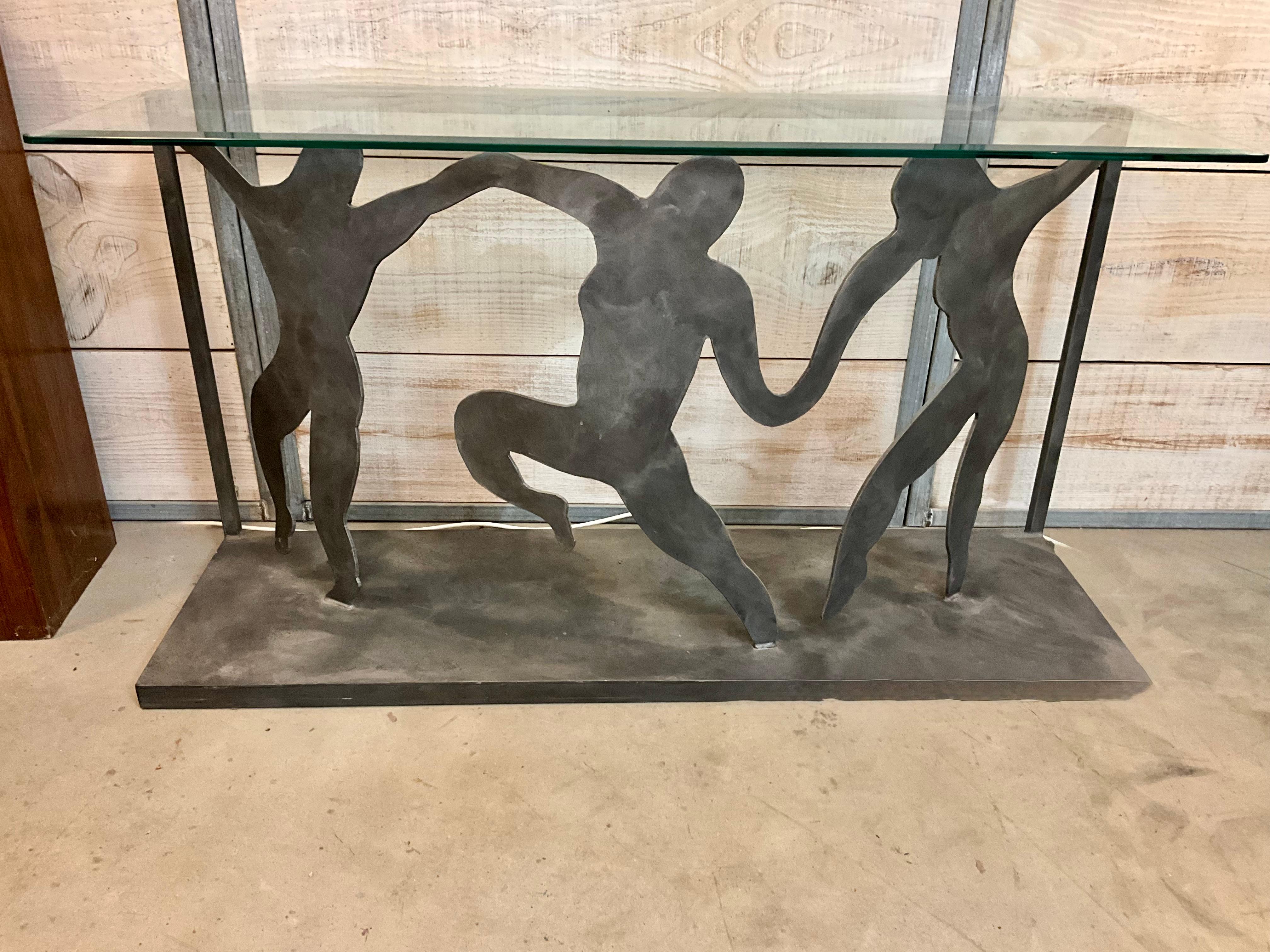 Tavolo da console figurativo in acciaio tagliato: Figure danzanti con piano in vetro smussato in vendita 2