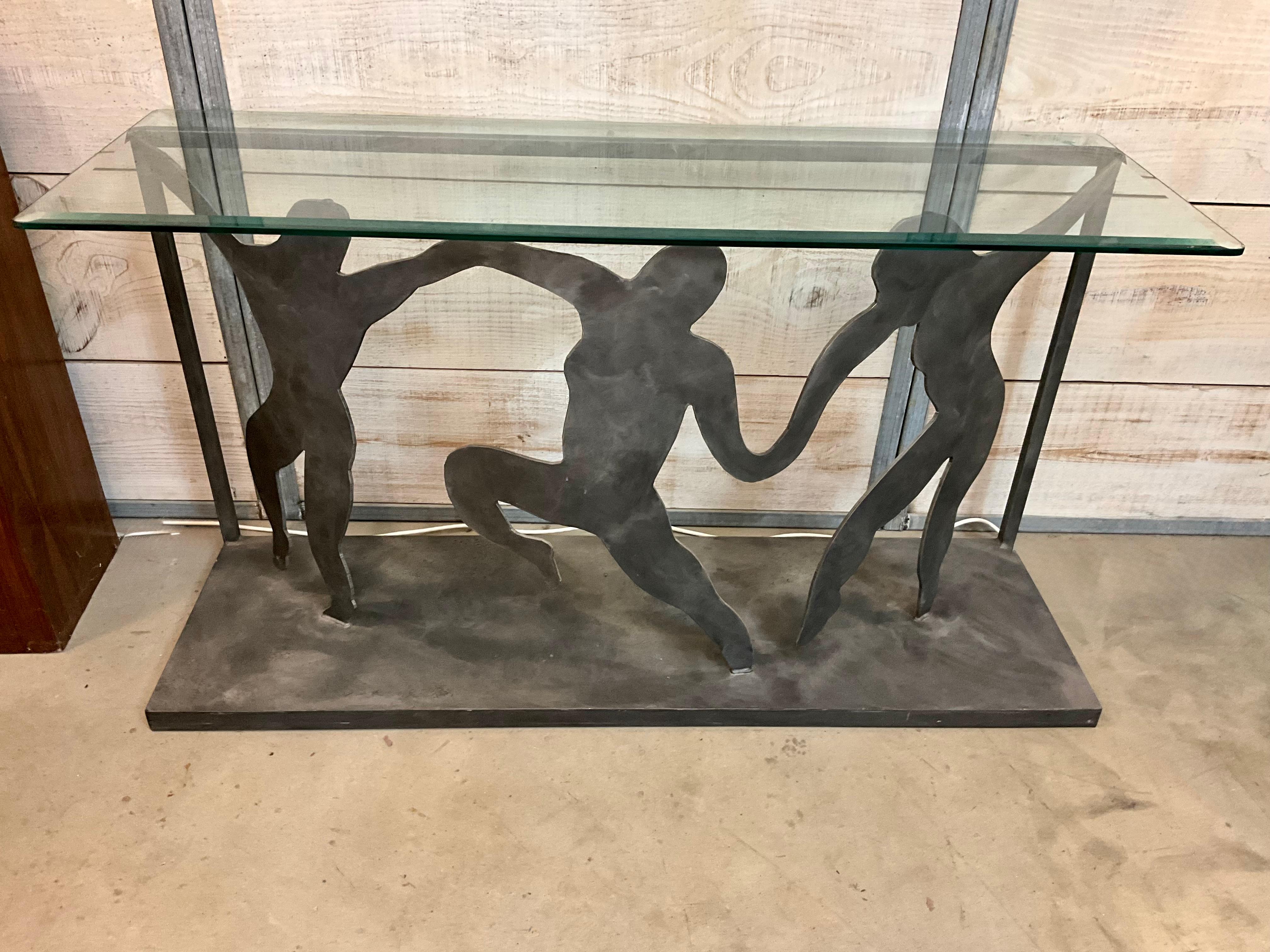 Tavolo da console figurativo in acciaio tagliato: Figure danzanti con piano in vetro smussato che ricordano Matisse

Questa splendida consolle della fine del XX secolo presenta un design accattivante che evoca lo spirito di Matisse. Realizzato in