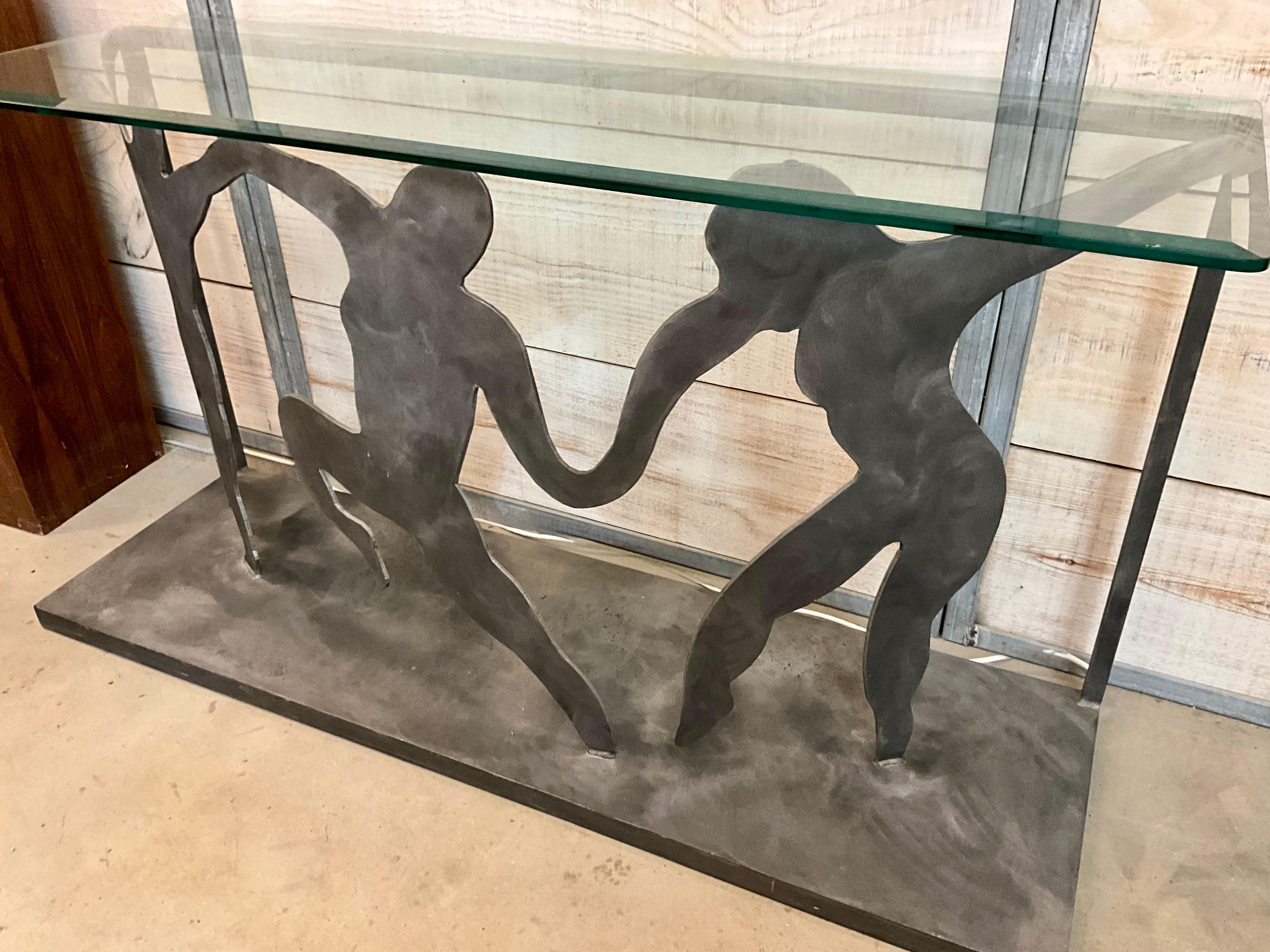 Mid-Century moderno Tavolo da console figurativo in acciaio tagliato: Figure danzanti con piano in vetro smussato in vendita