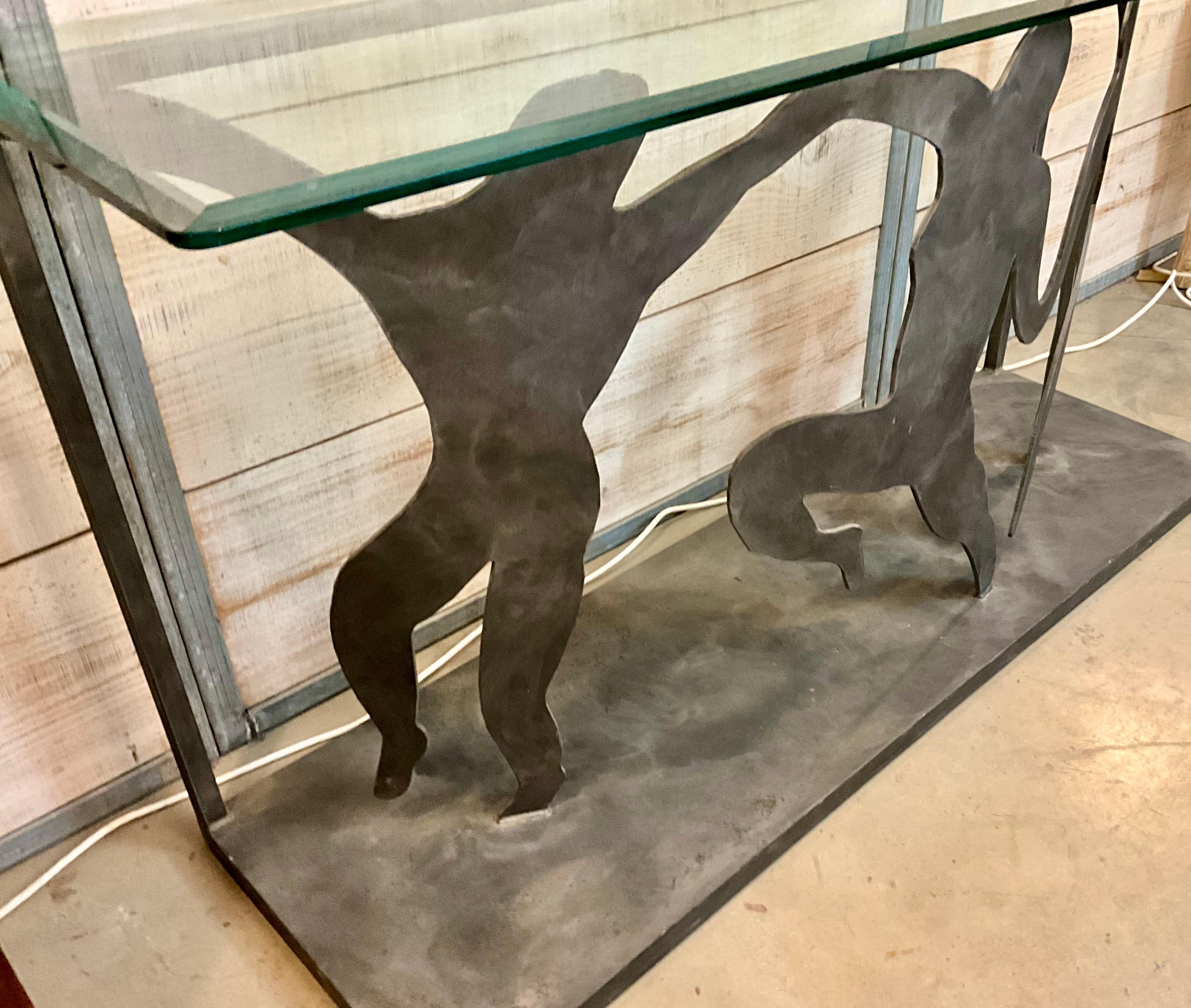 Sconosciuto Tavolo da console figurativo in acciaio tagliato: Figure danzanti con piano in vetro smussato in vendita