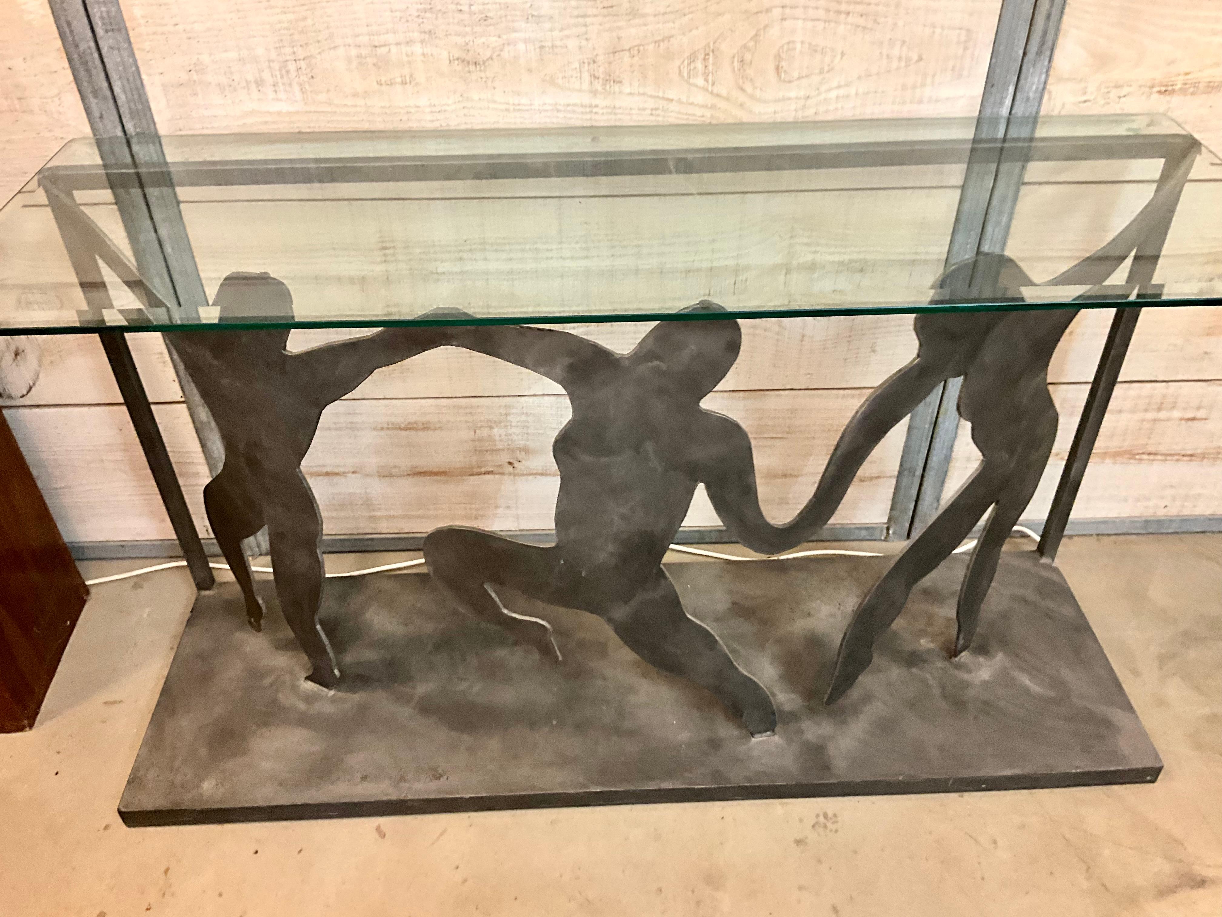 Fatto a mano Tavolo da console figurativo in acciaio tagliato: Figure danzanti con piano in vetro smussato in vendita