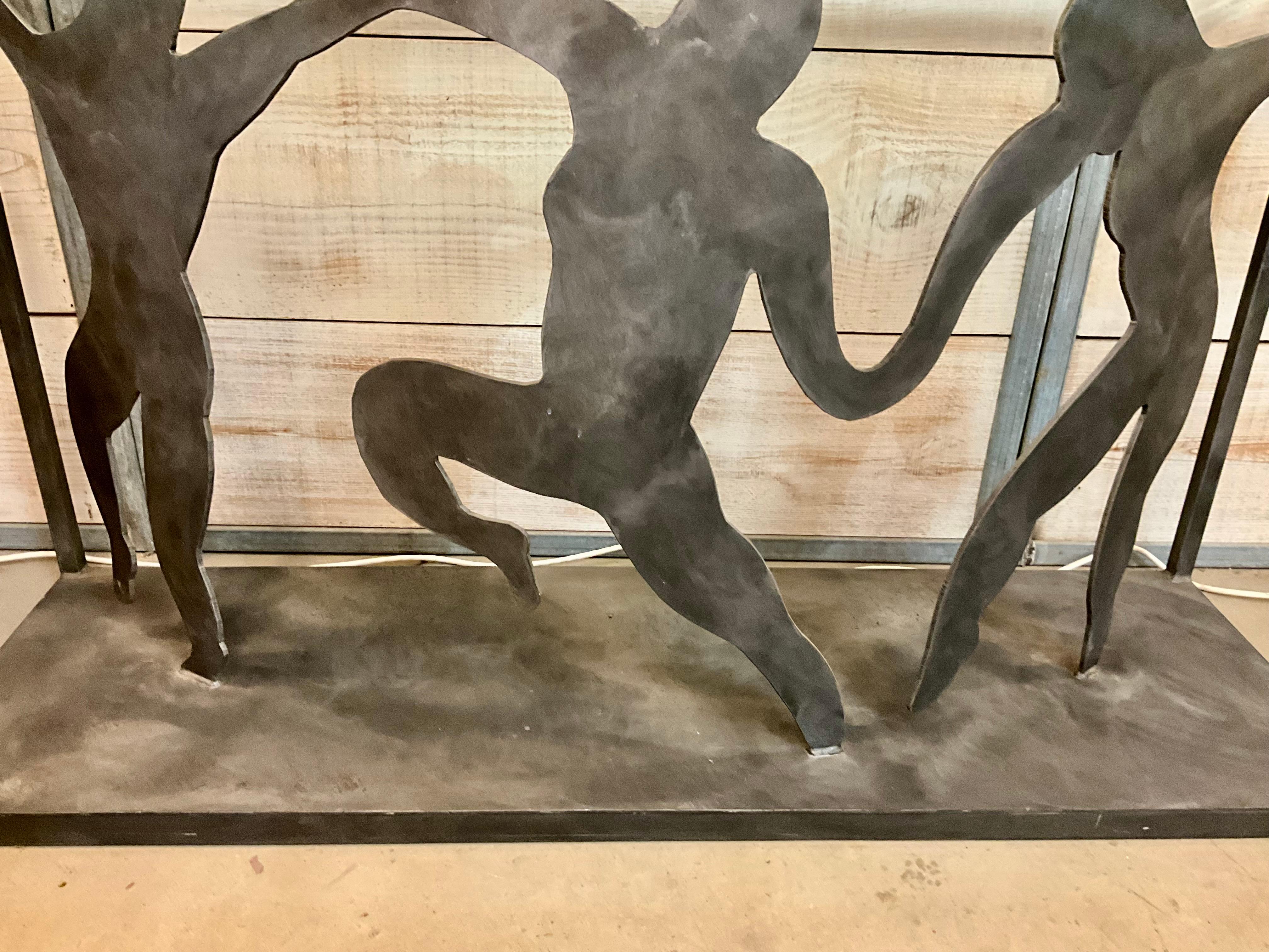 Tavolo da console figurativo in acciaio tagliato: Figure danzanti con piano in vetro smussato In condizioni buone in vendita a West Palm Beach, US