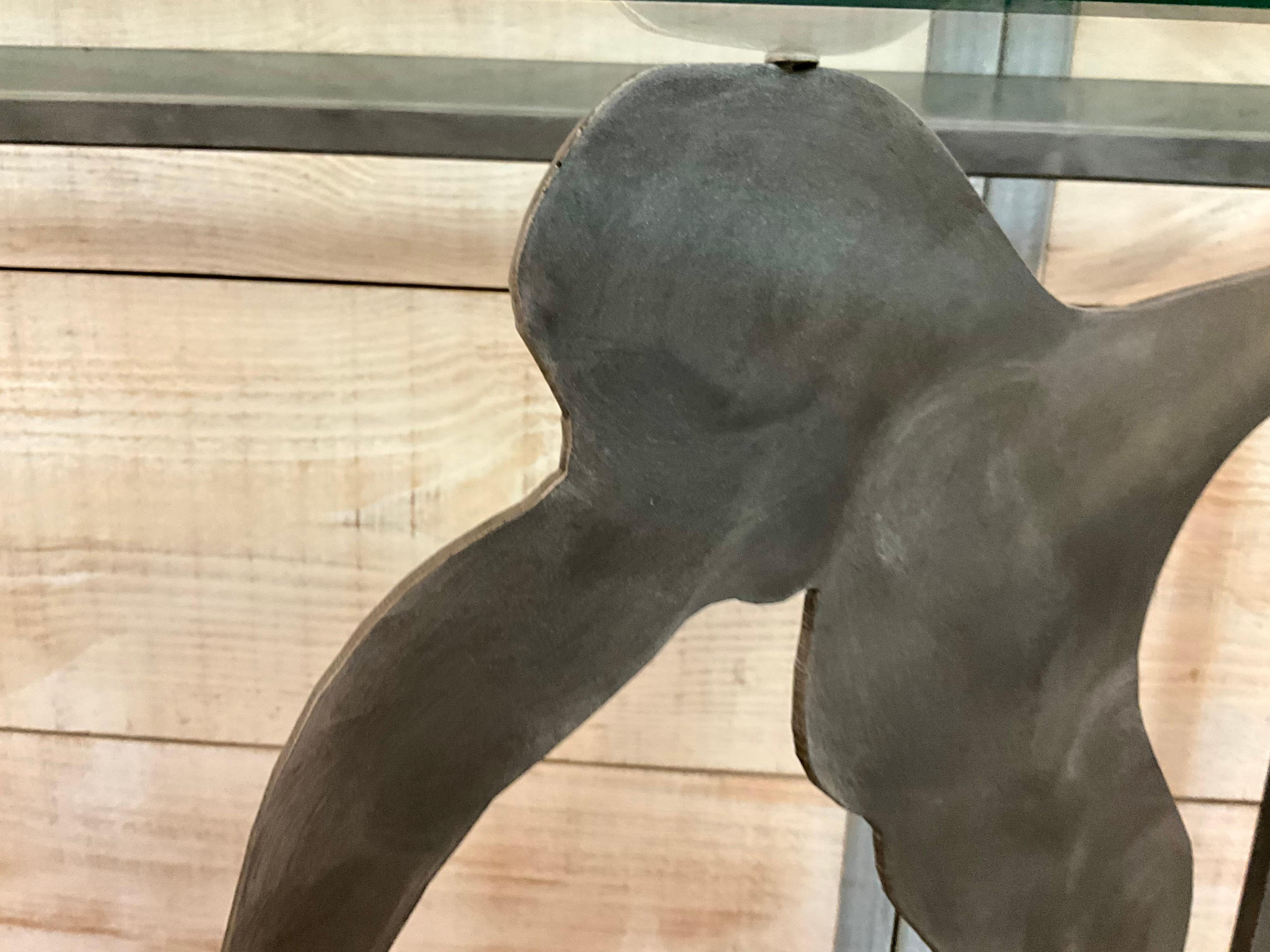 Acciaio da gioielleria Tavolo da console figurativo in acciaio tagliato: Figure danzanti con piano in vetro smussato in vendita