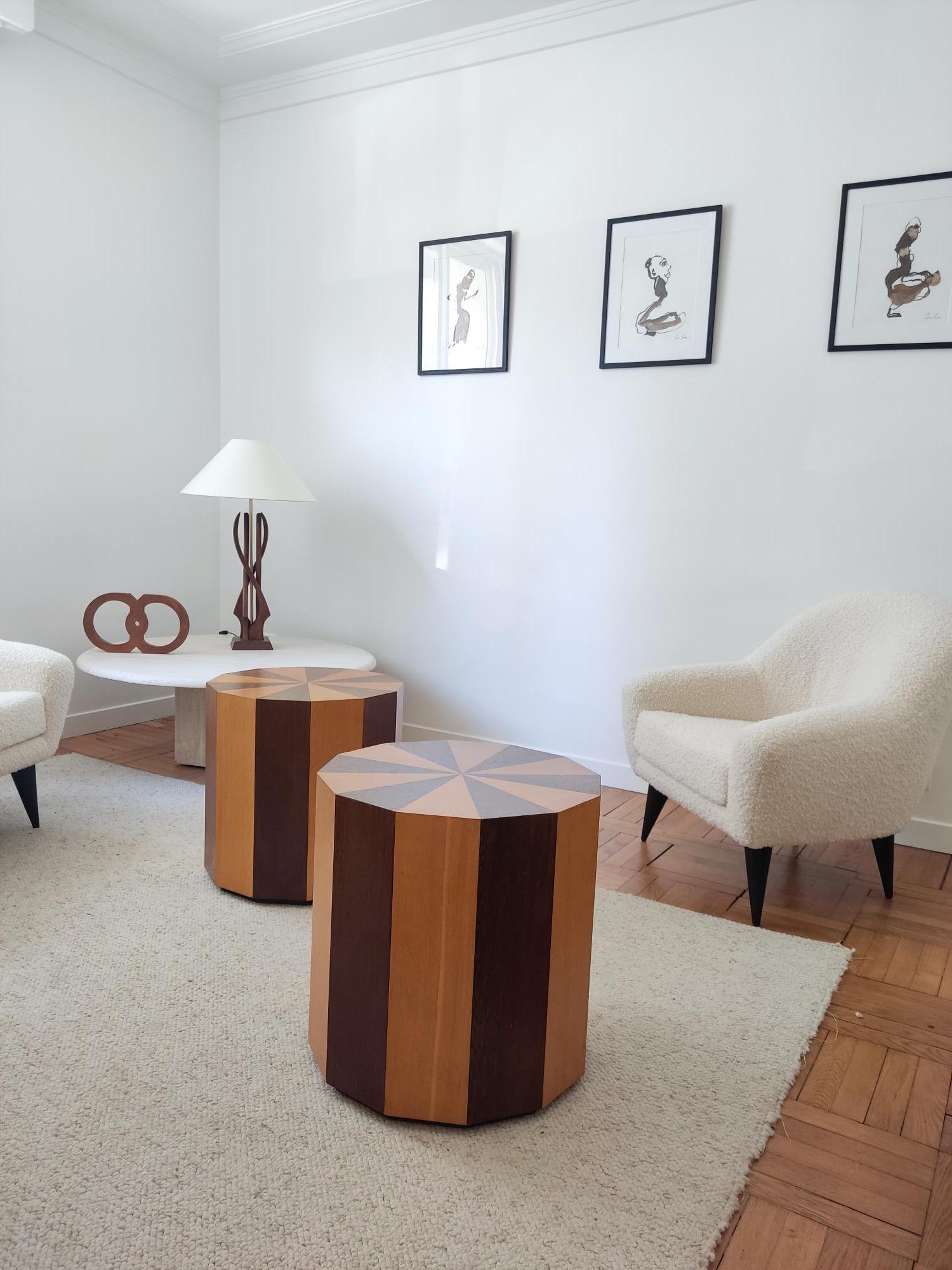 Tavolino con lati tagliati in impiallacciatura di Oak e Wengé.

H: 56 cm - L: 53 cm - P: 53 cm
Provenienza: Hôtel Richmond, Ginevra.
Decorazione realizzata negli anni '80.
prezzo unitario.

