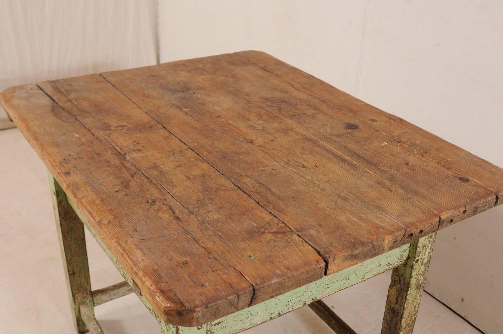 Table d'appoint européenne de la fin du XIXe siècle avec plateau coulissant et peinture d'origine en vente 3