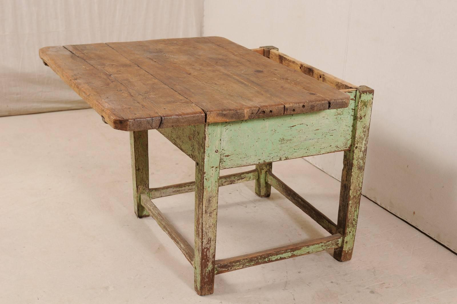 Rustique Table d'appoint européenne de la fin du XIXe siècle avec plateau coulissant et peinture d'origine en vente