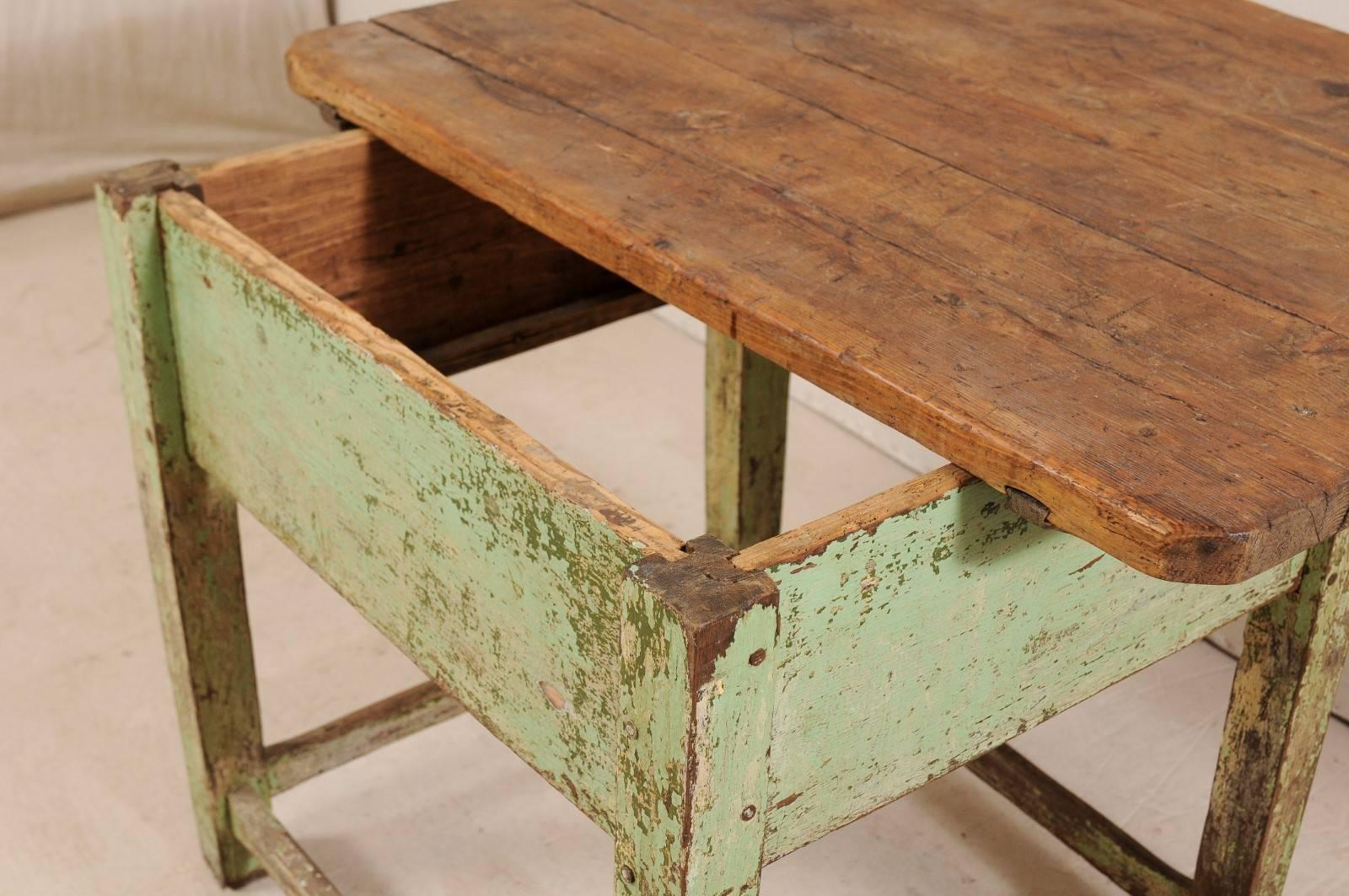 Européen Table d'appoint européenne de la fin du XIXe siècle avec plateau coulissant et peinture d'origine en vente