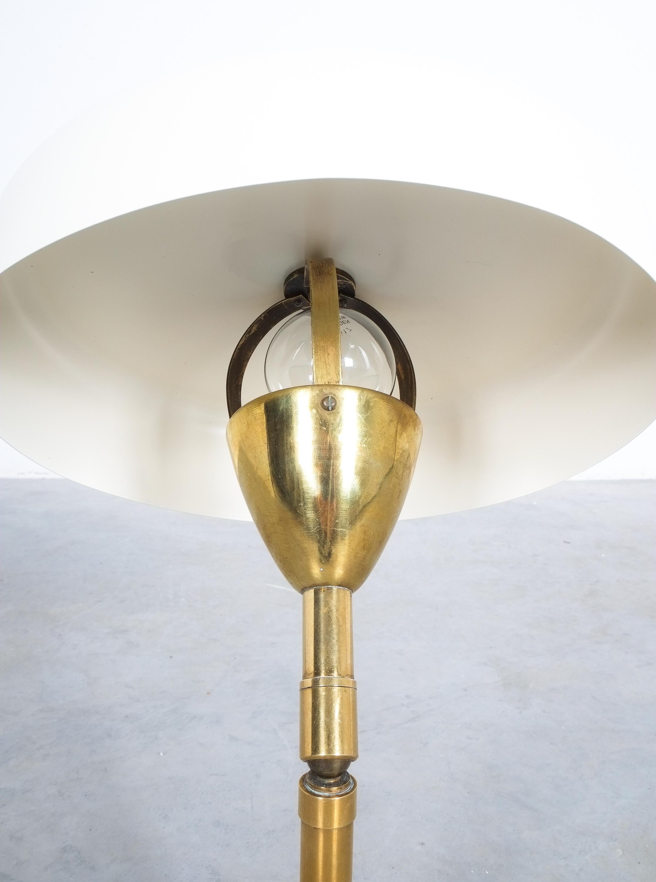 Nette verstellbare Schreibtischlampe Messing Eierschale Farbe, Italien Midcentury im Angebot 3