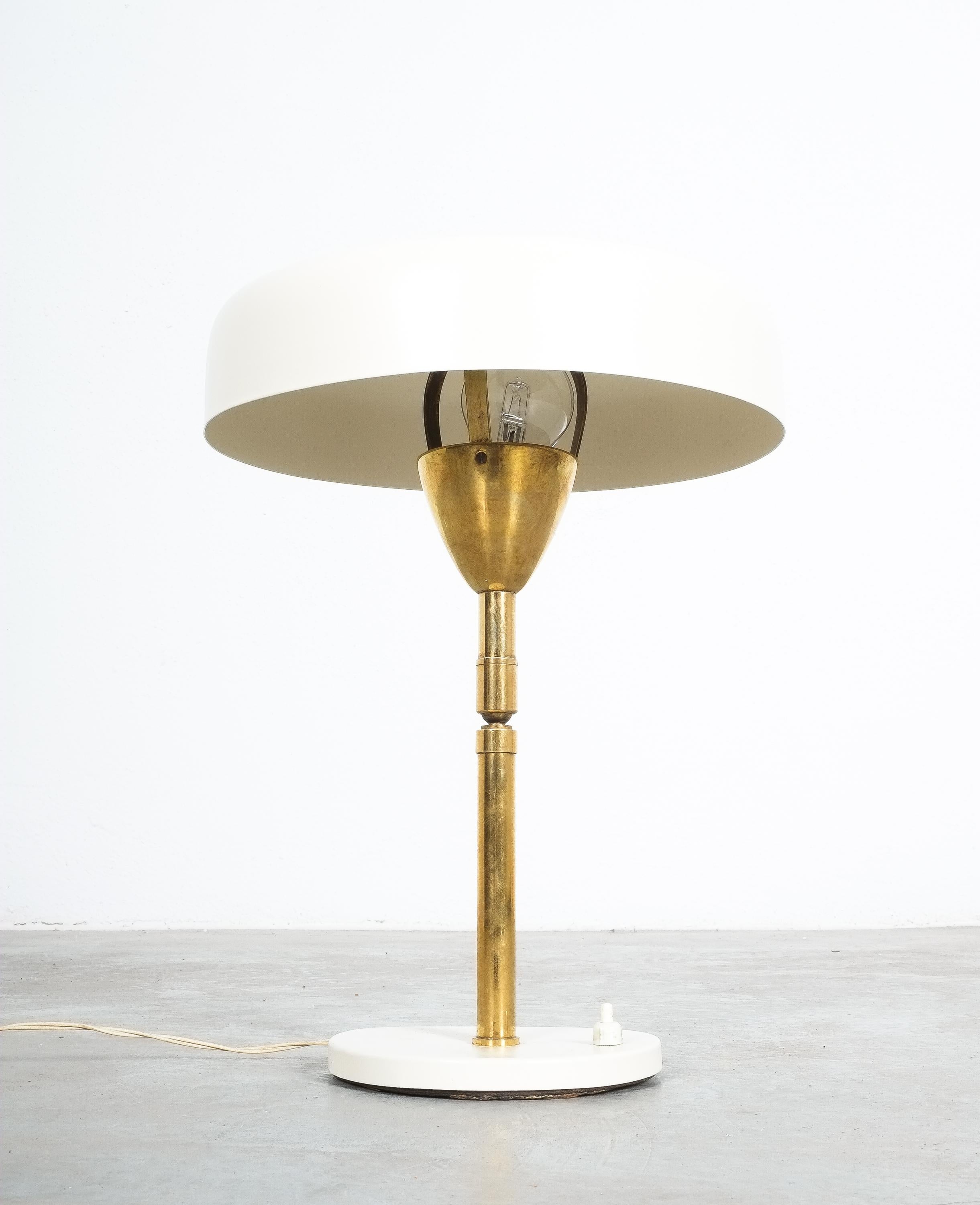 Nette verstellbare Schreibtischlampe Messing Eierschale Farbe, Italien Midcentury im Angebot 1