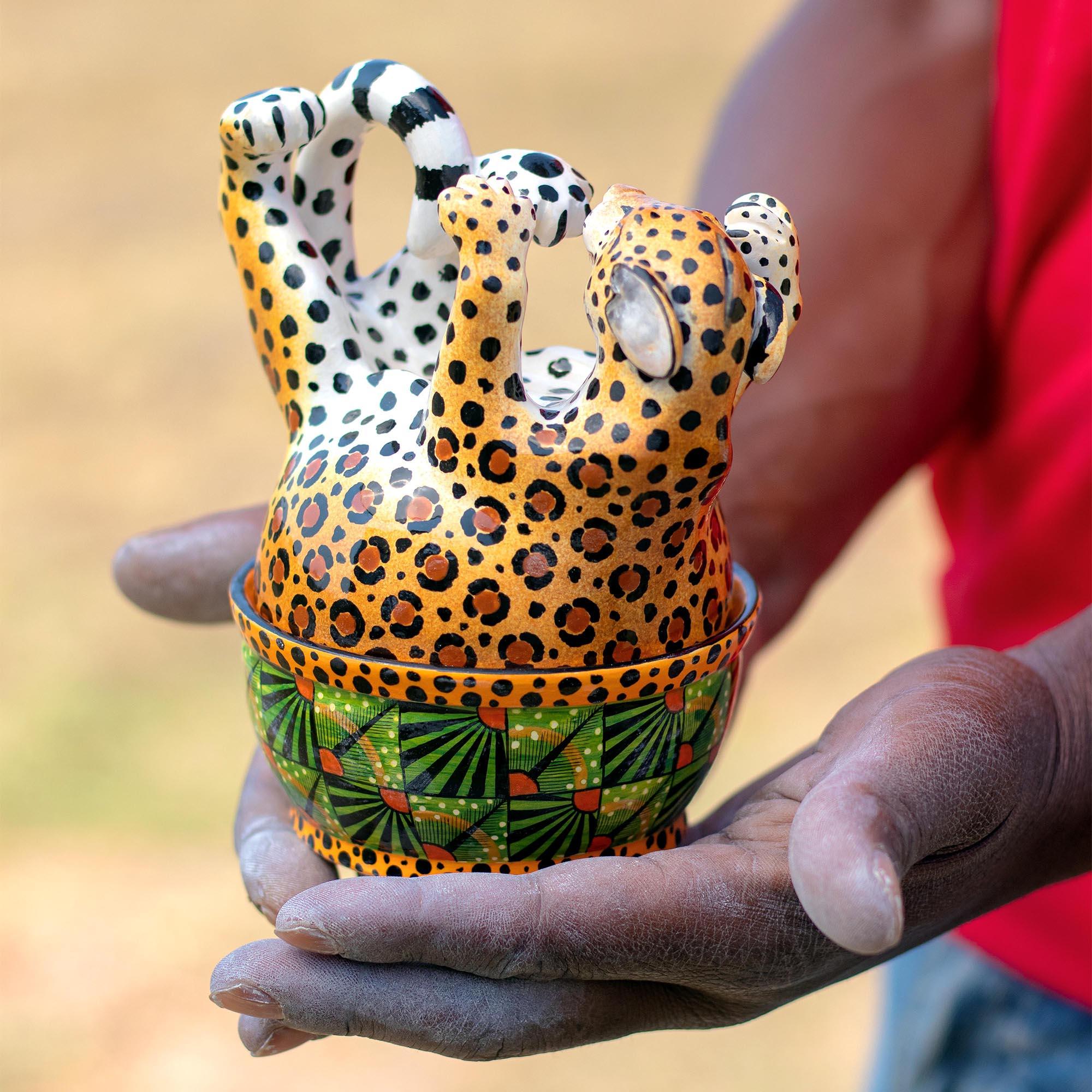 Beurrier léopard - fait à la main par Love Art Ceramics

Débordant de charme et de vitalité, ce beurrier léopard unique en son genre est un hommage joyeux au prédateur le plus emblématique d'Afrique du Sud. Sculptée par A&M et peinte par M-One chez