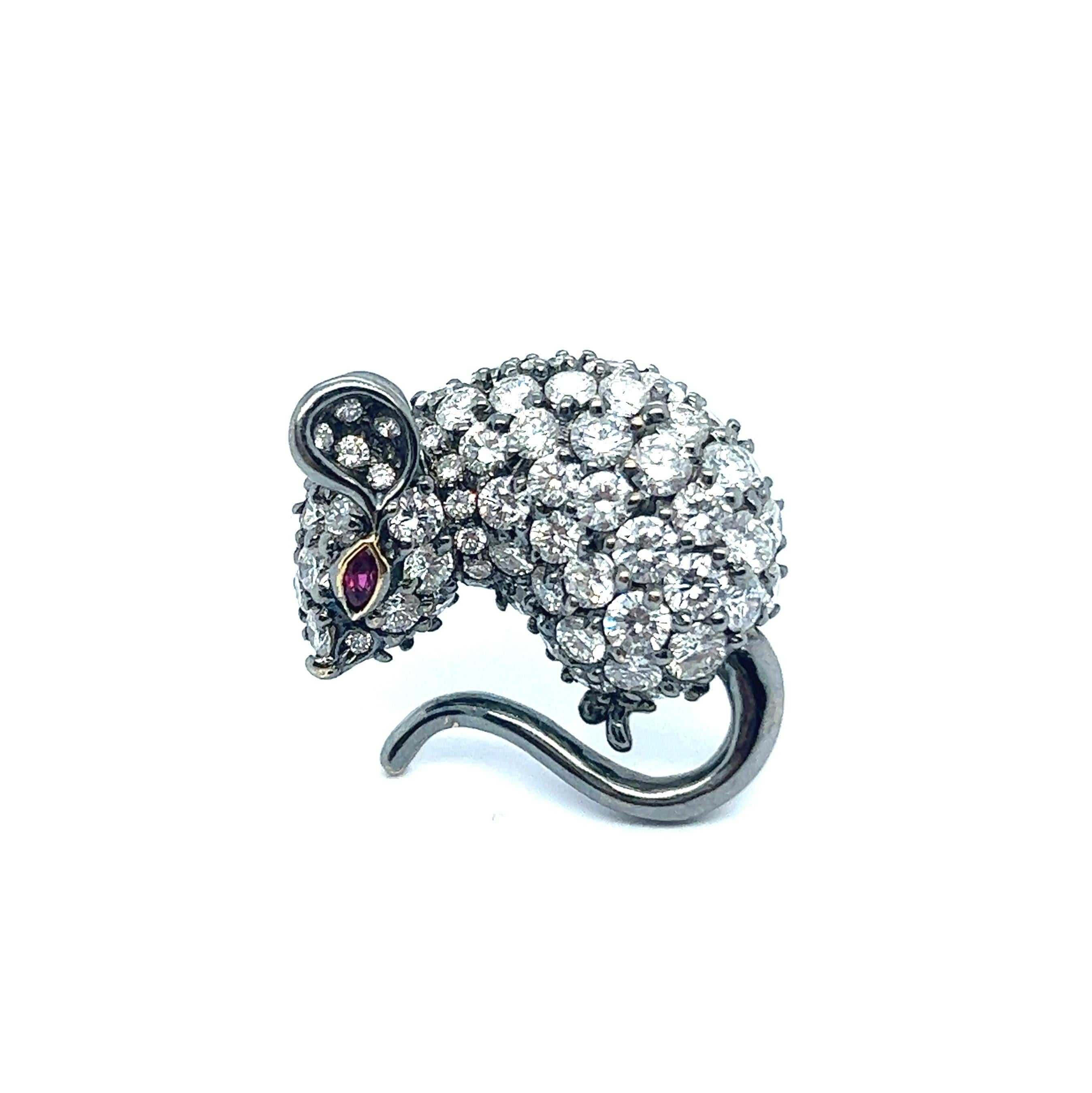 Inspired by the fascination for the nature and animals in particular, this cute bijoux brings joy to old and young.  Its playful body is covered with 68 brilliants of F/G-vs quality totaling 3.30 carats.  A charming accent is the eye of a mousekin