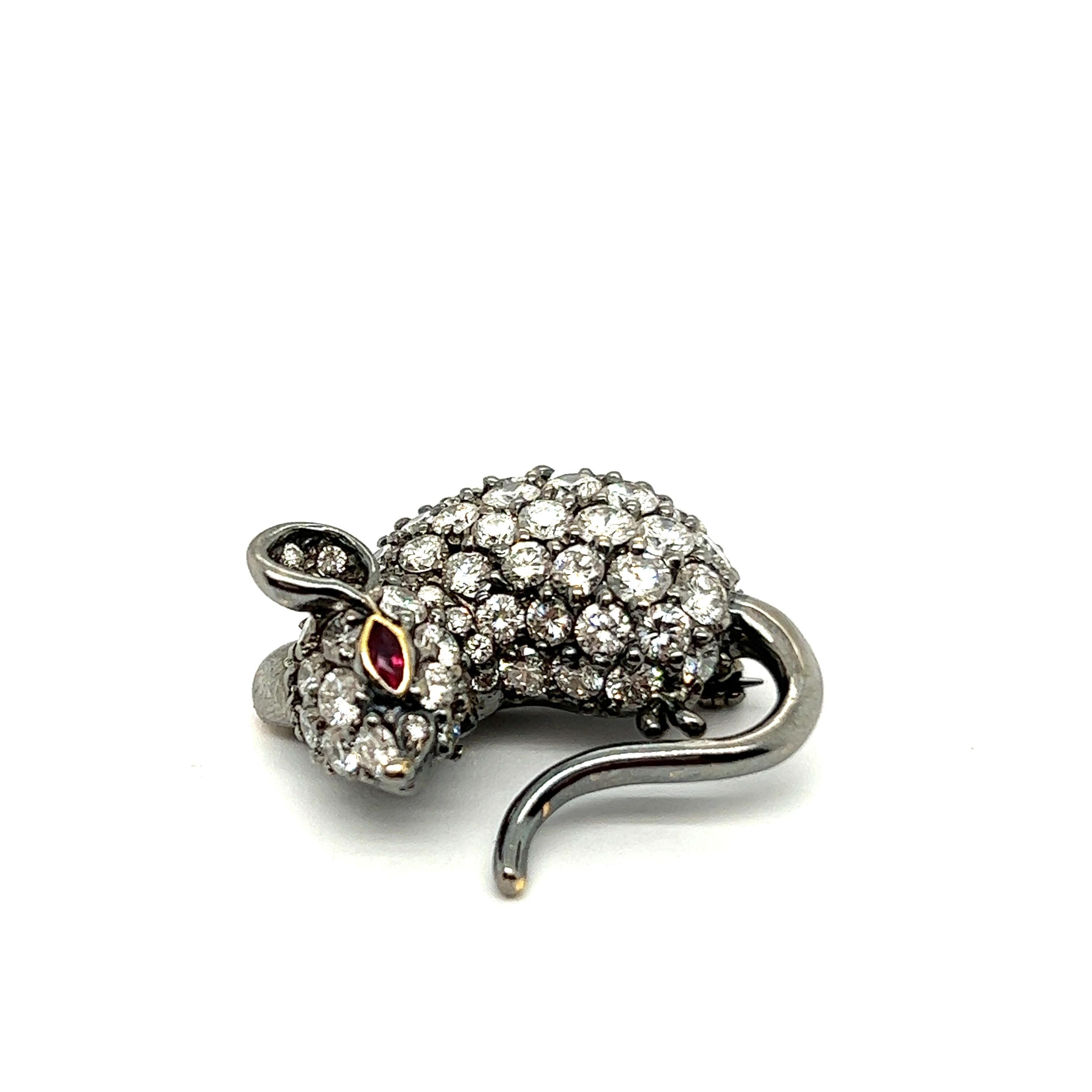 Cute Diamond Mouse Brooch in 18 Karat Blackened White Gold In Excellent Condition For Sale In Lucerne, CH