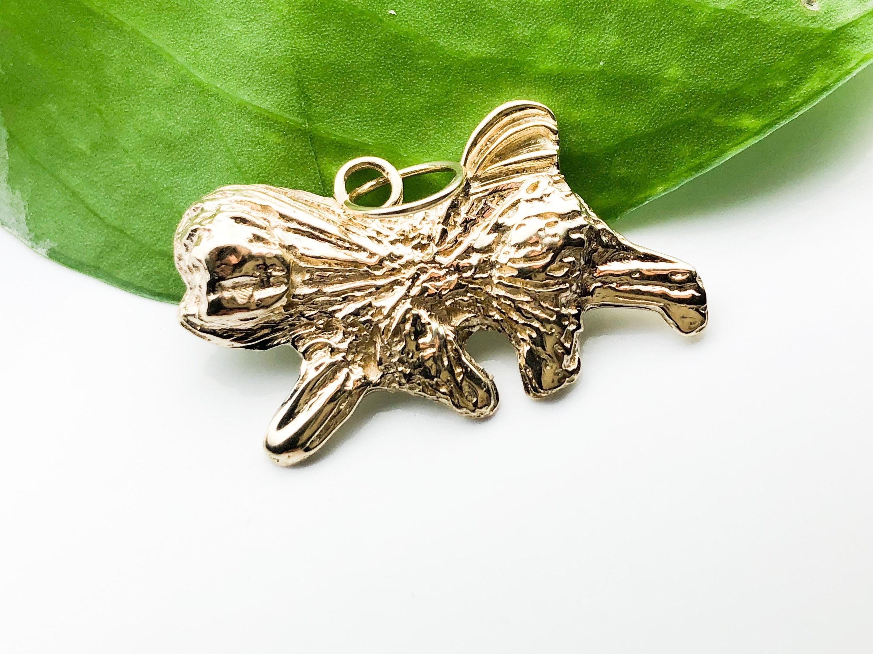 Niedlicher Hundeanhänger aus massivem Gold, großer Anhänger aus 18KT Gelbgold. Wir können Ihren Namen oder den Namen Ihres Hundes auf der Rückseite eingravieren, wir können auch den Namen der Adresse oder etwas anderes eingravieren, wenn Sie dies