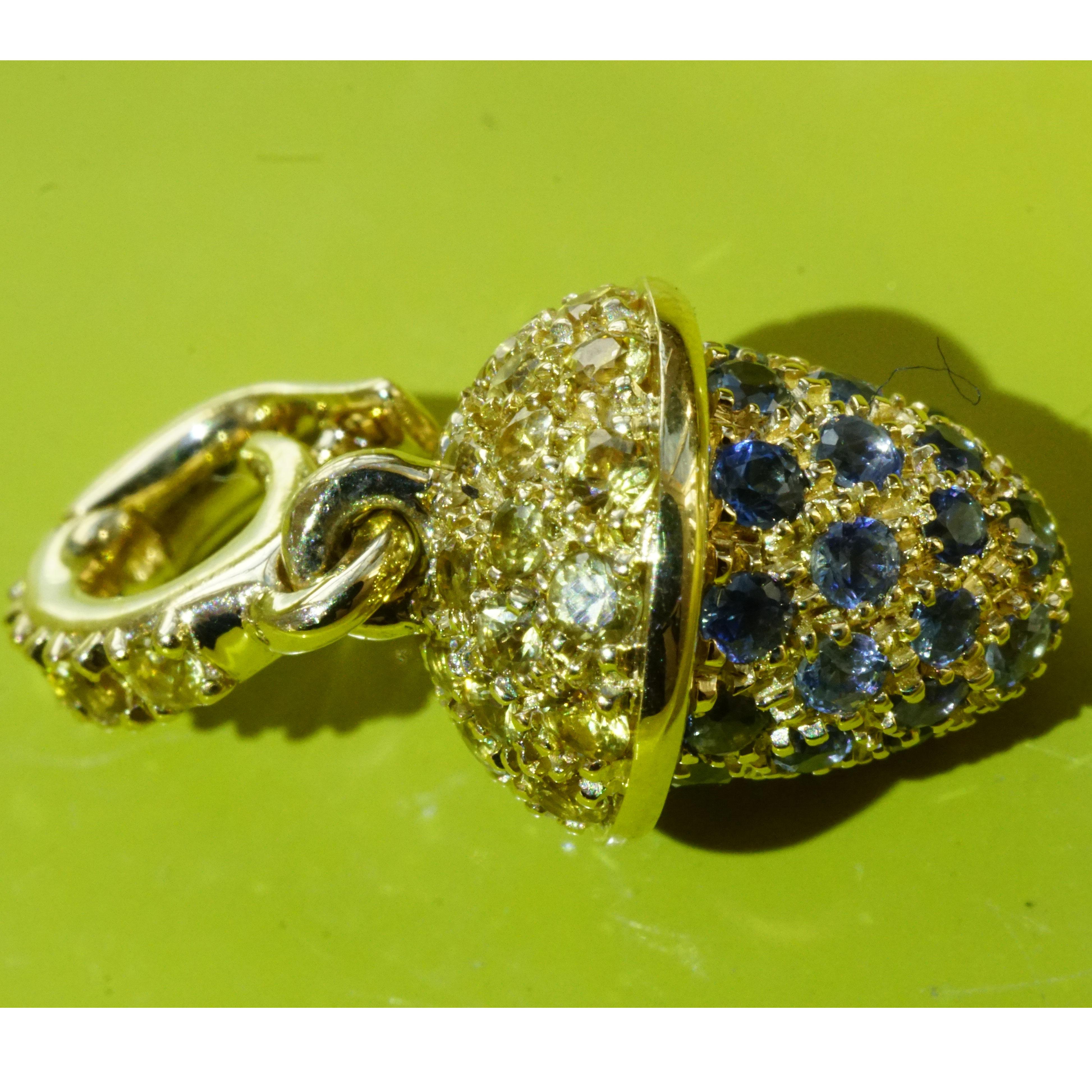 Joli pendentif goutte d'eau travaillé comme un précieux trésor, réalisé avec amour dans notre orfèvrerie traditionnelle à Lumin (Italie), dimensions du pendentif env. 21 x 10 mm, en or jaune 750, pesant env. 3,50 grammes, saphirs fins lumineux
