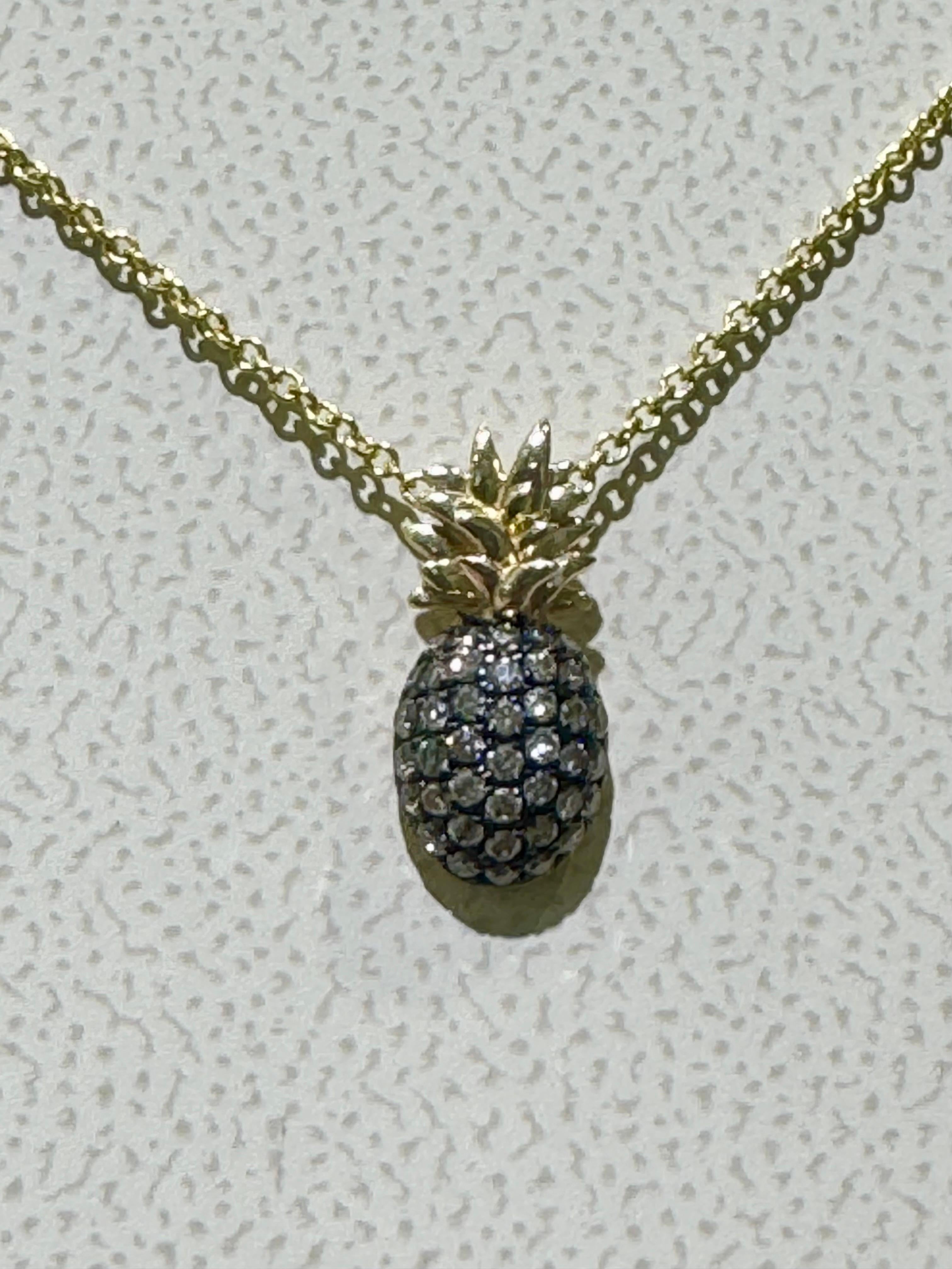 Cute Effy Pineapple Necklace With Diamonds In 14k In New Condition For Sale In Fort Lauderdale, FL