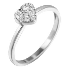 Bague romantique en or blanc avec cœur élégant et diamant taille élégante