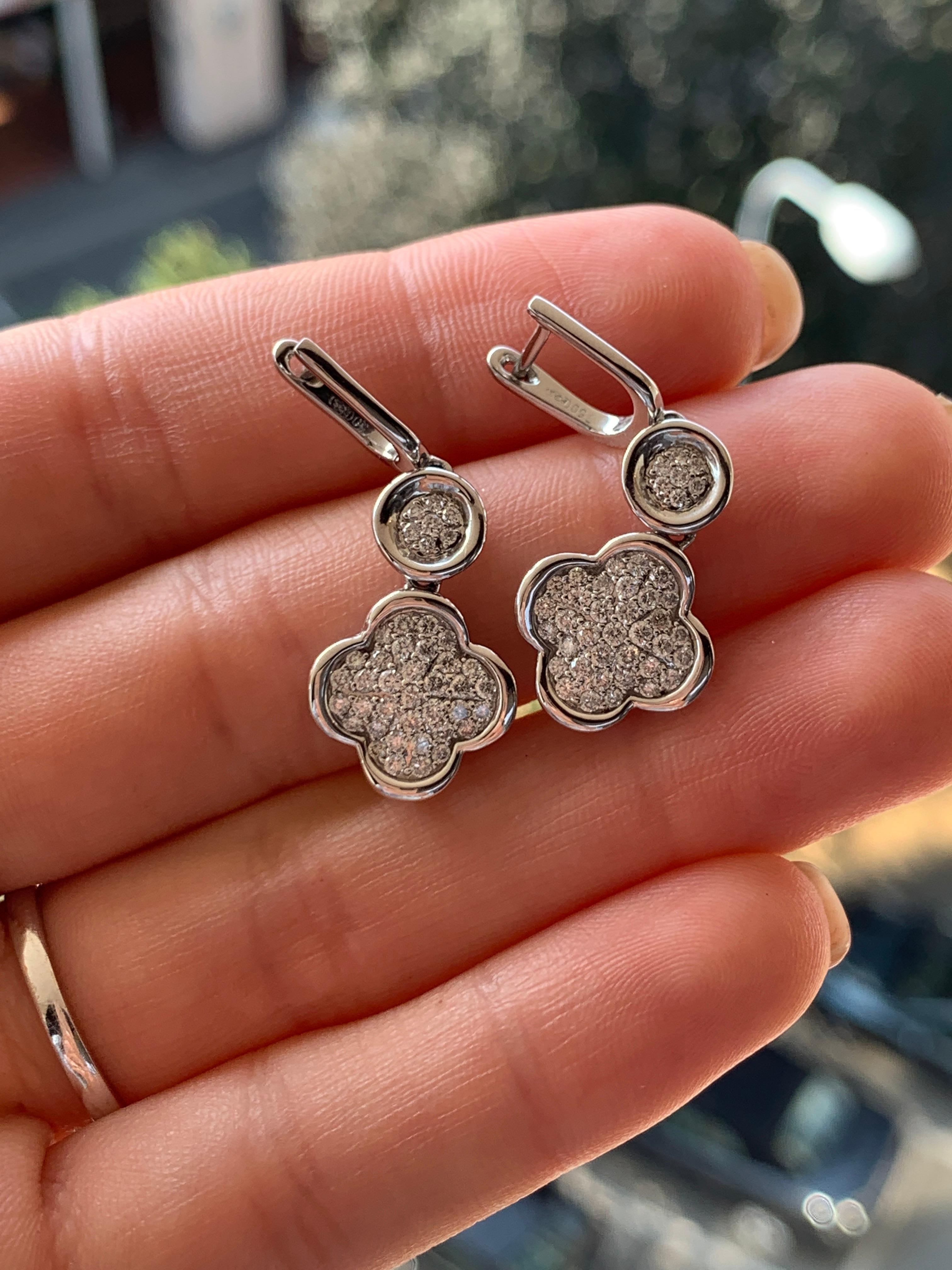 Moderno Orecchini romantici in oro bianco 18 carati con diamanti bianchi, eleganti e carini in vendita