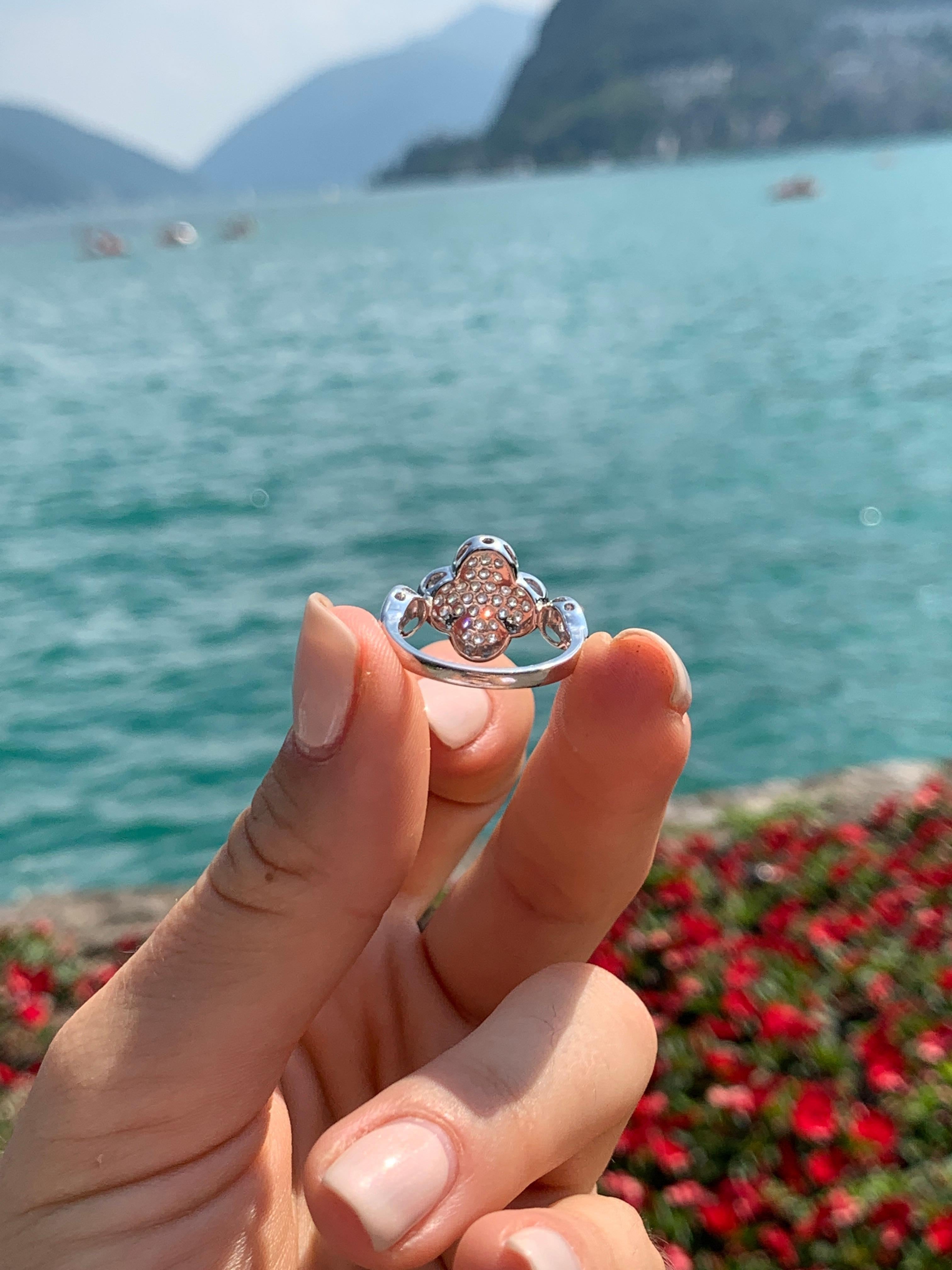 Orecchini romantici in oro bianco 18 carati con diamanti bianchi, eleganti e carini in vendita 2