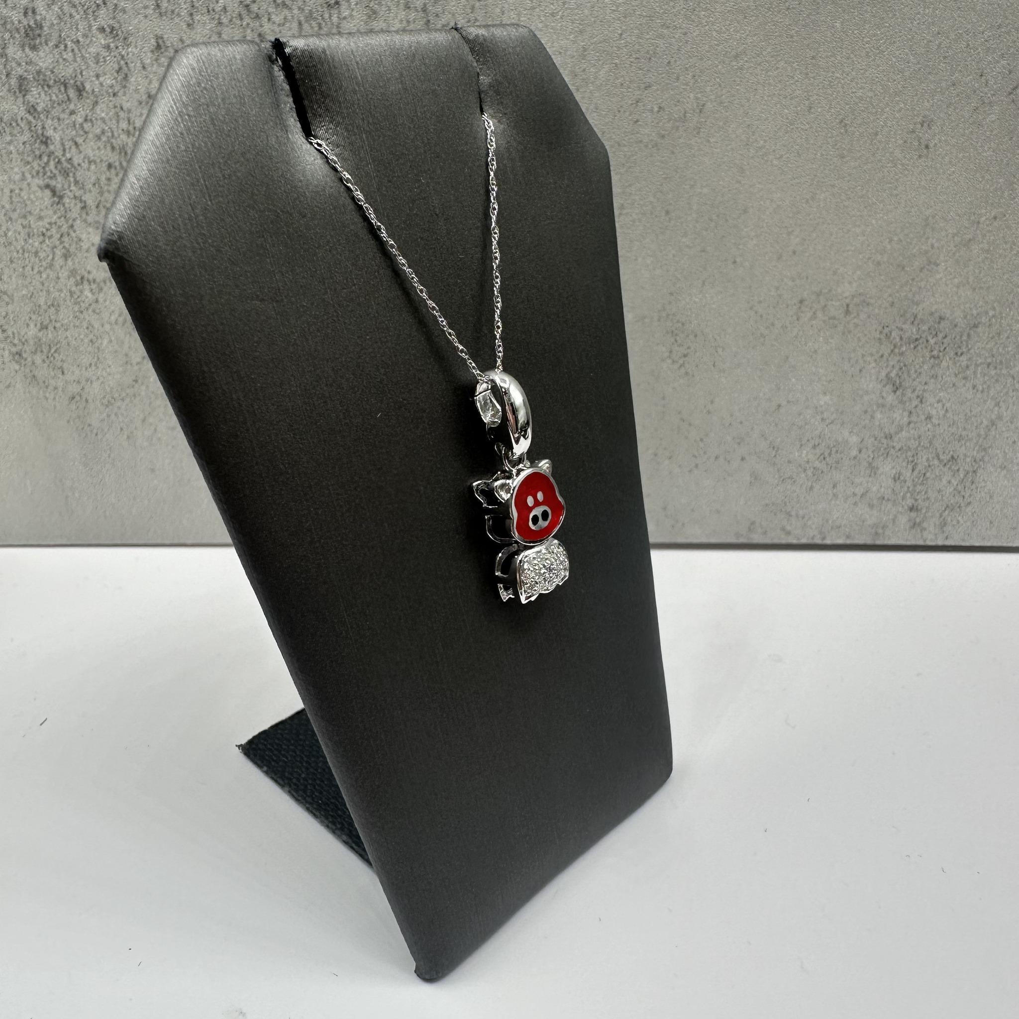 Diese niedliche Halskette aus 18-karätigem Weißgold mit einem Schwein aus Emaille und Diamanten ist mit 0,08 ct natürlichen runden GH SI-Diamanten besetzt, die das verspielte rote Schwein aus Emaille zum Funkeln bringen. Mit einem Gewicht von 3,5