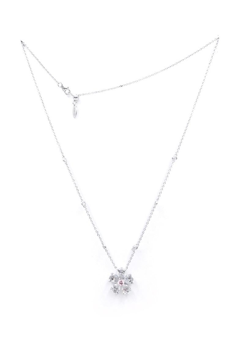 Collana di fiori
Hai delle opzioni: Disponibile in oro bianco o giallo
Le basi: Argento rodiato 925
Scintilla con noi: I nostri cristalli sono tagliati a mano in Zirconia (CZ), un'esatta imitazione del diamante.

Con un patrimonio di antiche