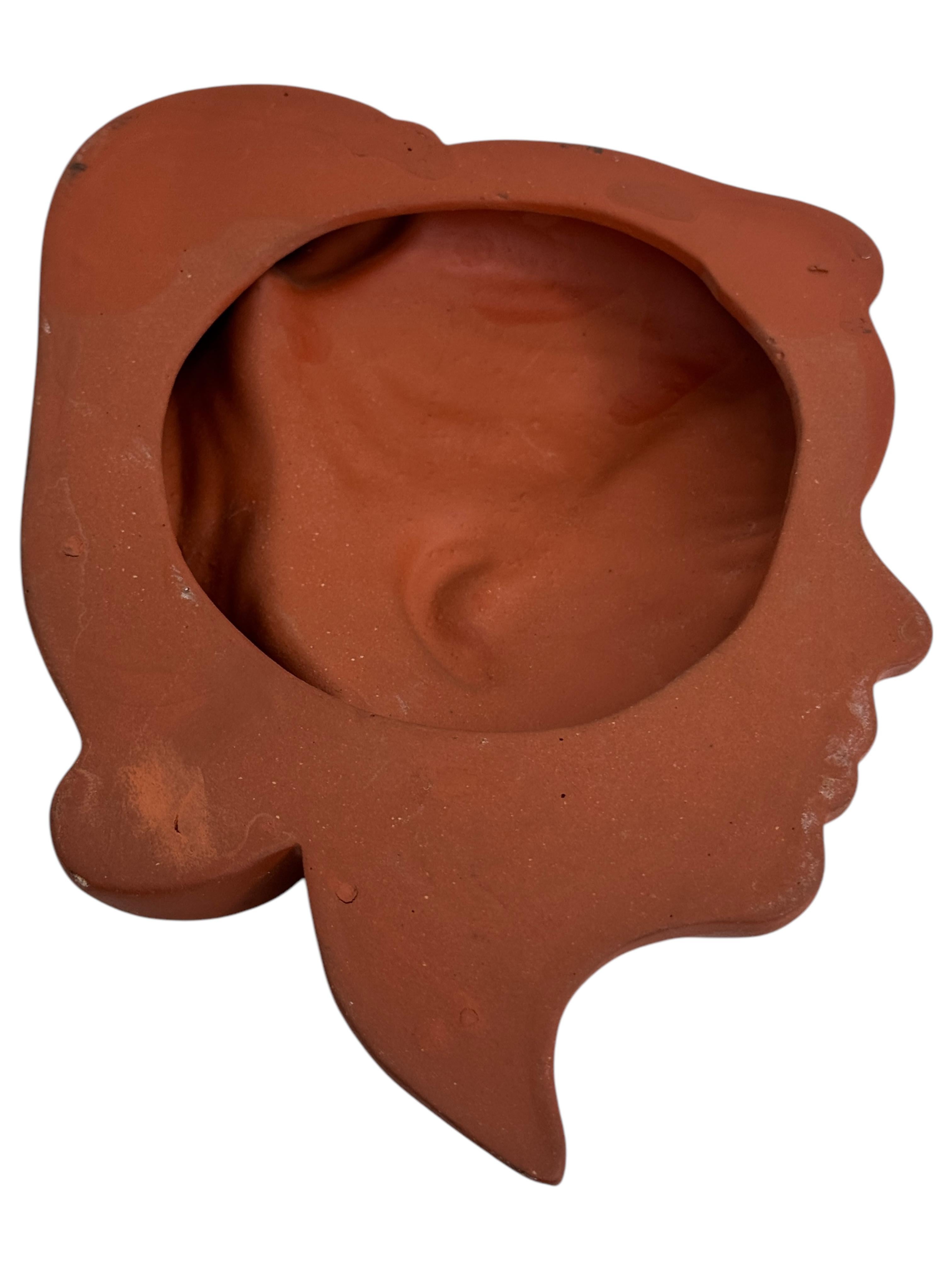Decoración de pared con máscara de busto de chica, Austria, años 50 Terracota en venta