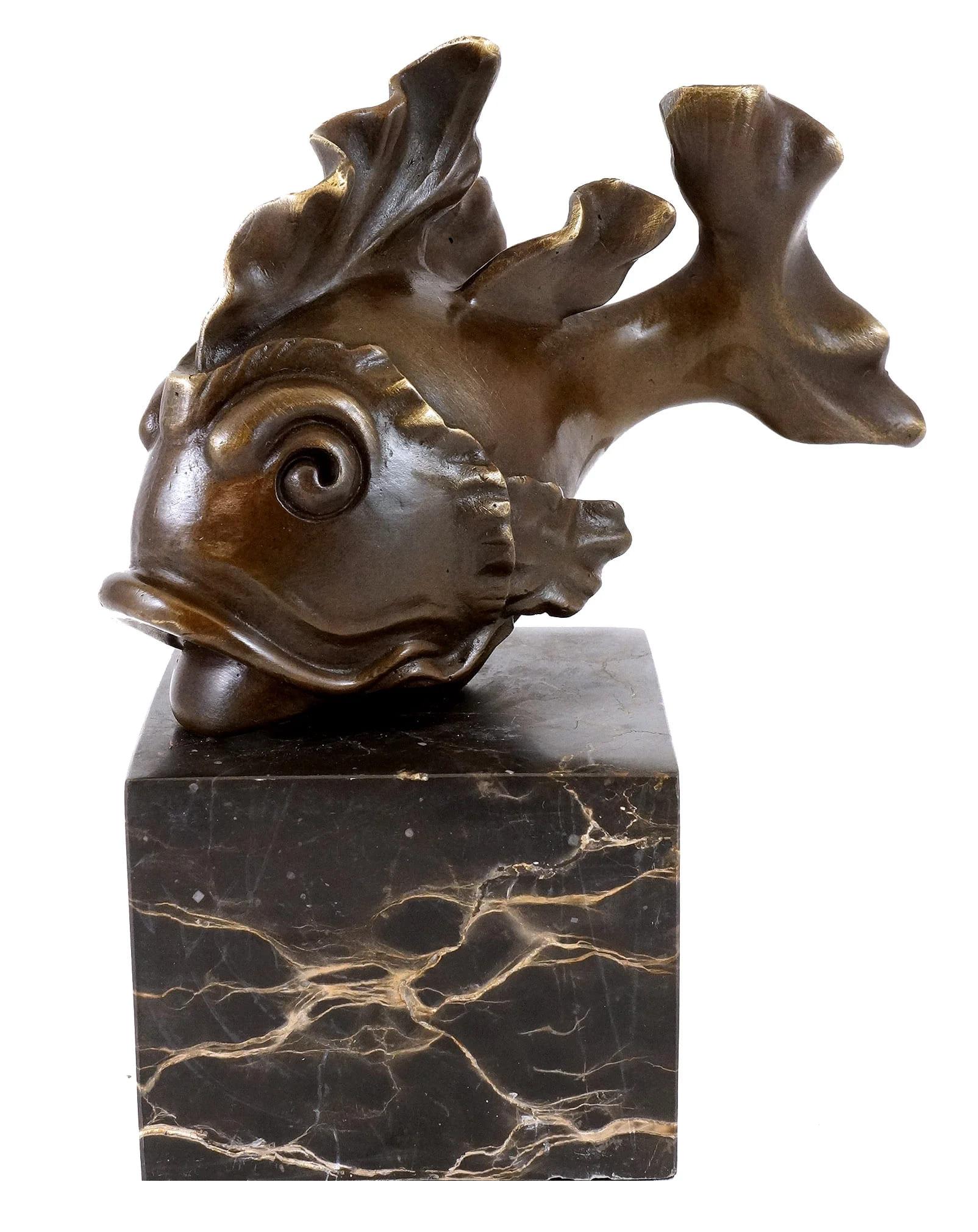 Aggiungi un tocco di eleganza e charme al tuo arredamento con questo pesce rosso in bronzo. Ogni dettaglio, dalle delicate pinne alle sottili scaglie, riflette una meticolosa lavorazione artigianale e cattura il movimento aggraziato di un pesce che