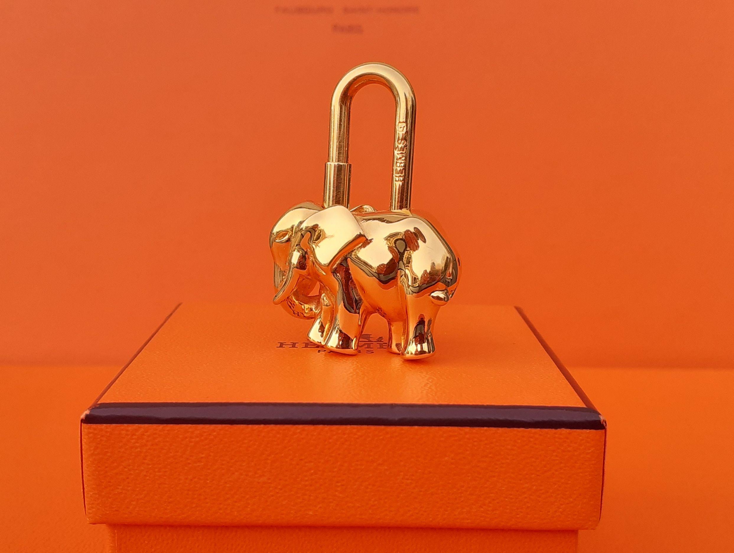 Adorabel Authentic Hermès Padlock

Elephant shaped 

Lilited Edition, Collector !

Can be used as lock, bag lock, key holder, charm, scarf ring...

Opens by unscrewing the front of the buckle

Made of Yellow Gold Plated 

Colorway: Yellow