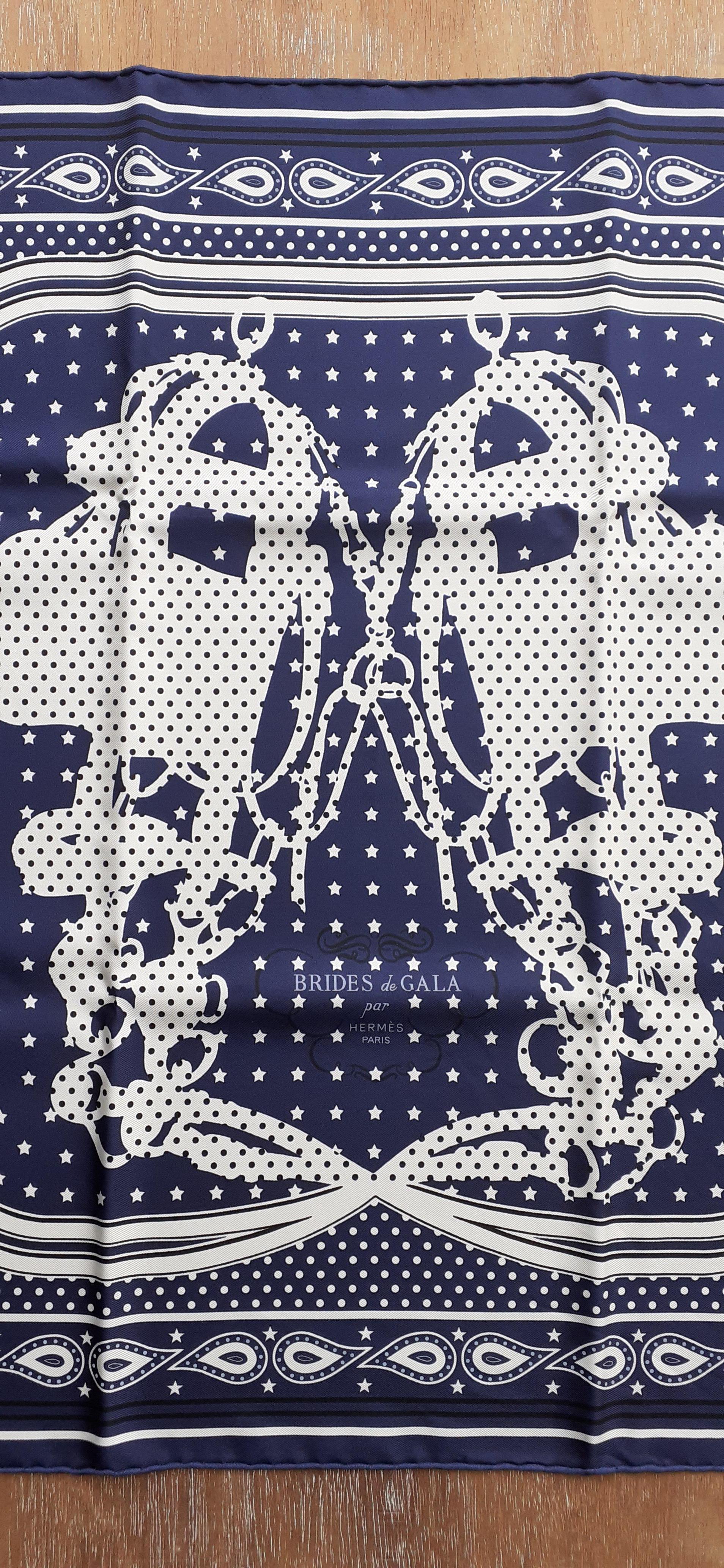 Noir Mignon Foulard Hermès en Soie Brides de Gala Bandana Marine Blanc 55 cm en vente
