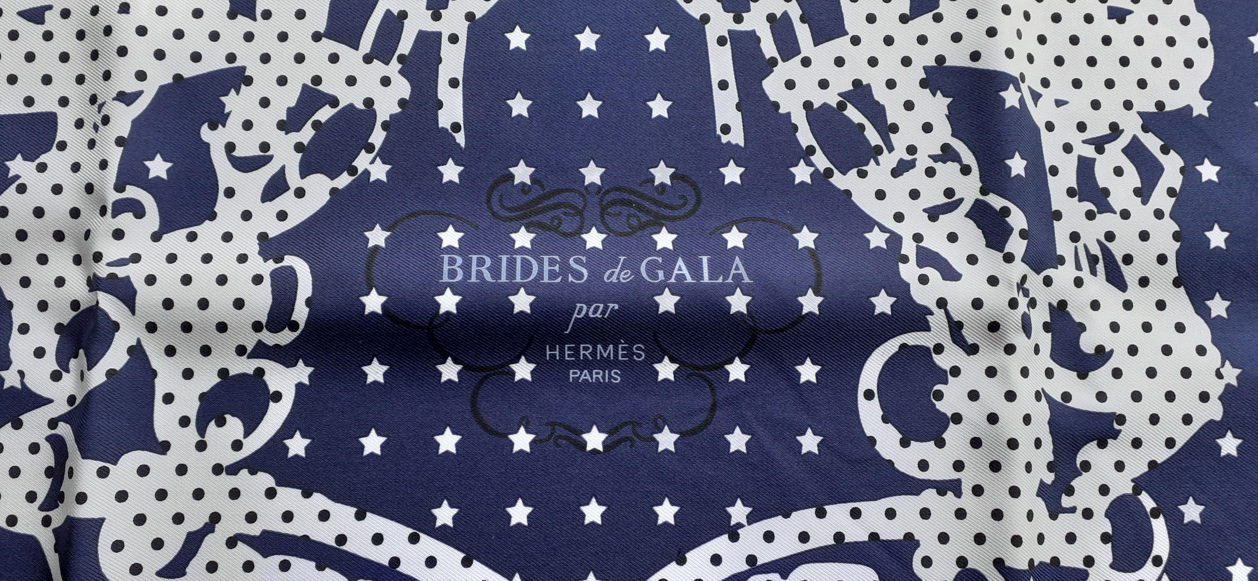 Mignon Foulard Hermès en Soie Brides de Gala Bandana Marine Blanc 55 cm en vente 1