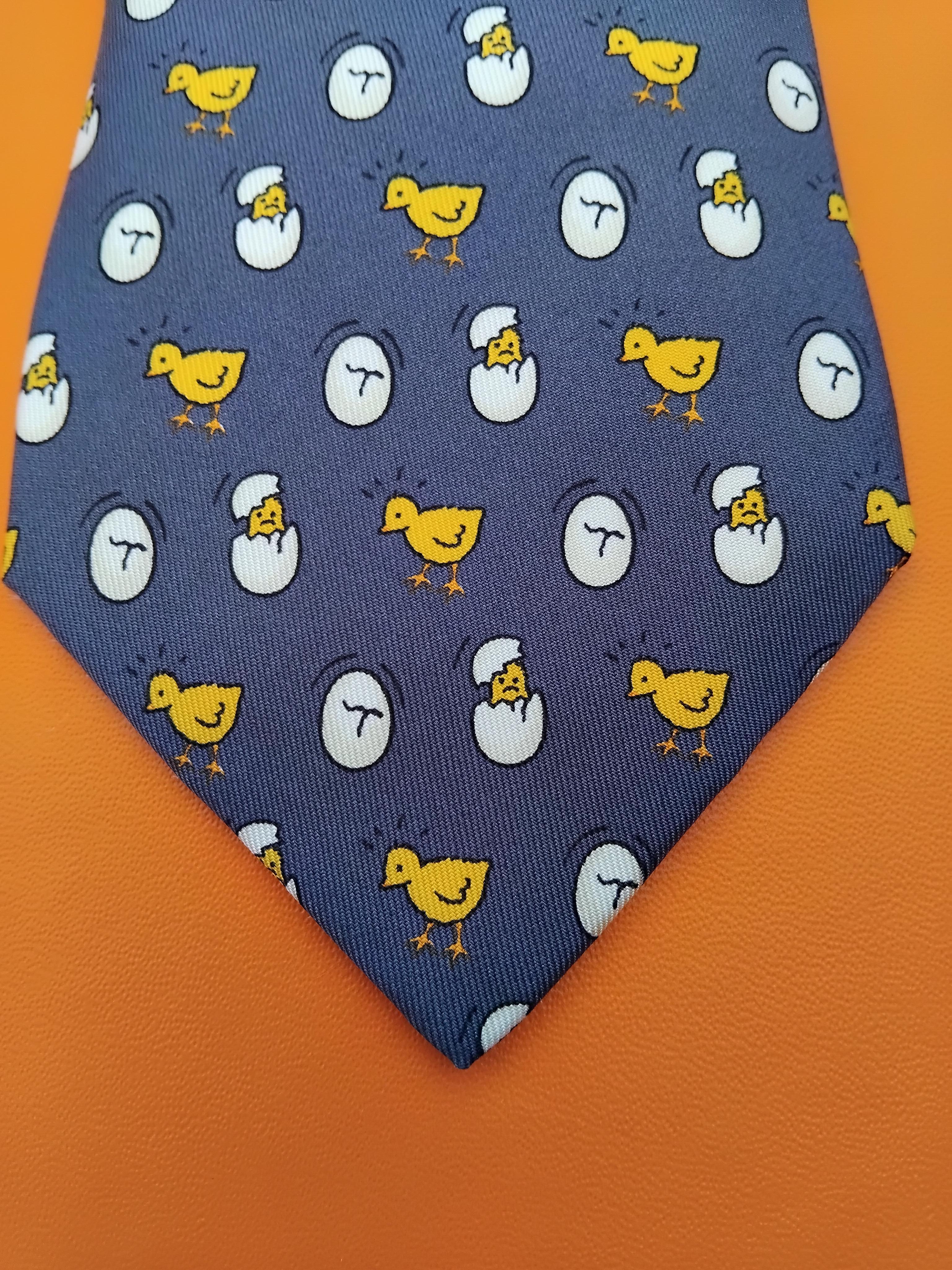 Adorable Authentic Hermès Tie

Print: chicks and eggshells

Made in France

Made of 100% Silk

Colorways: Navy Blue / Yellow / White

Lined with plain navy blue silk

