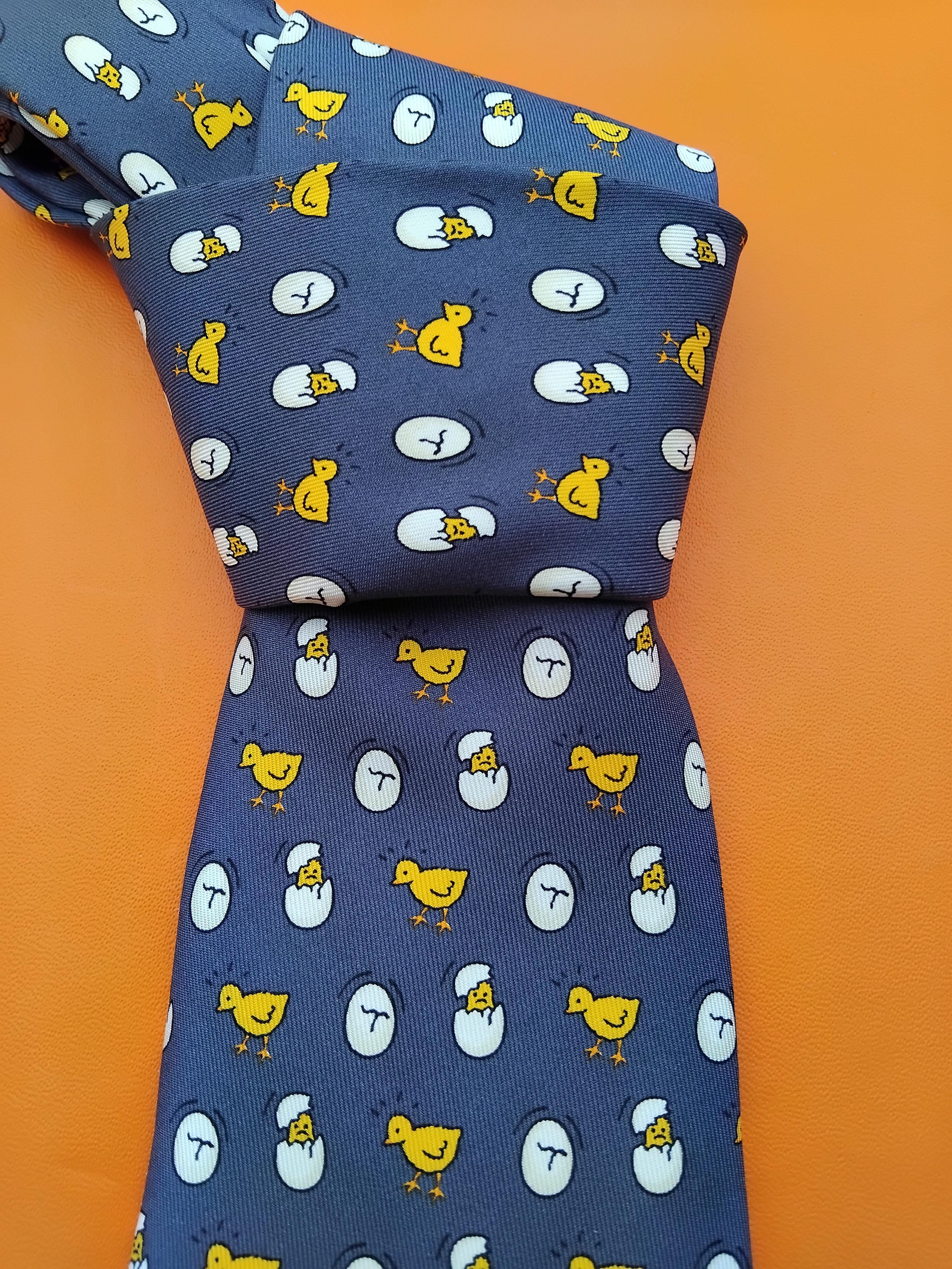 Mignonne cravate en soie Hermès imprimée poussins et coquilles d'œuf Thème de Pâques Pour hommes en vente