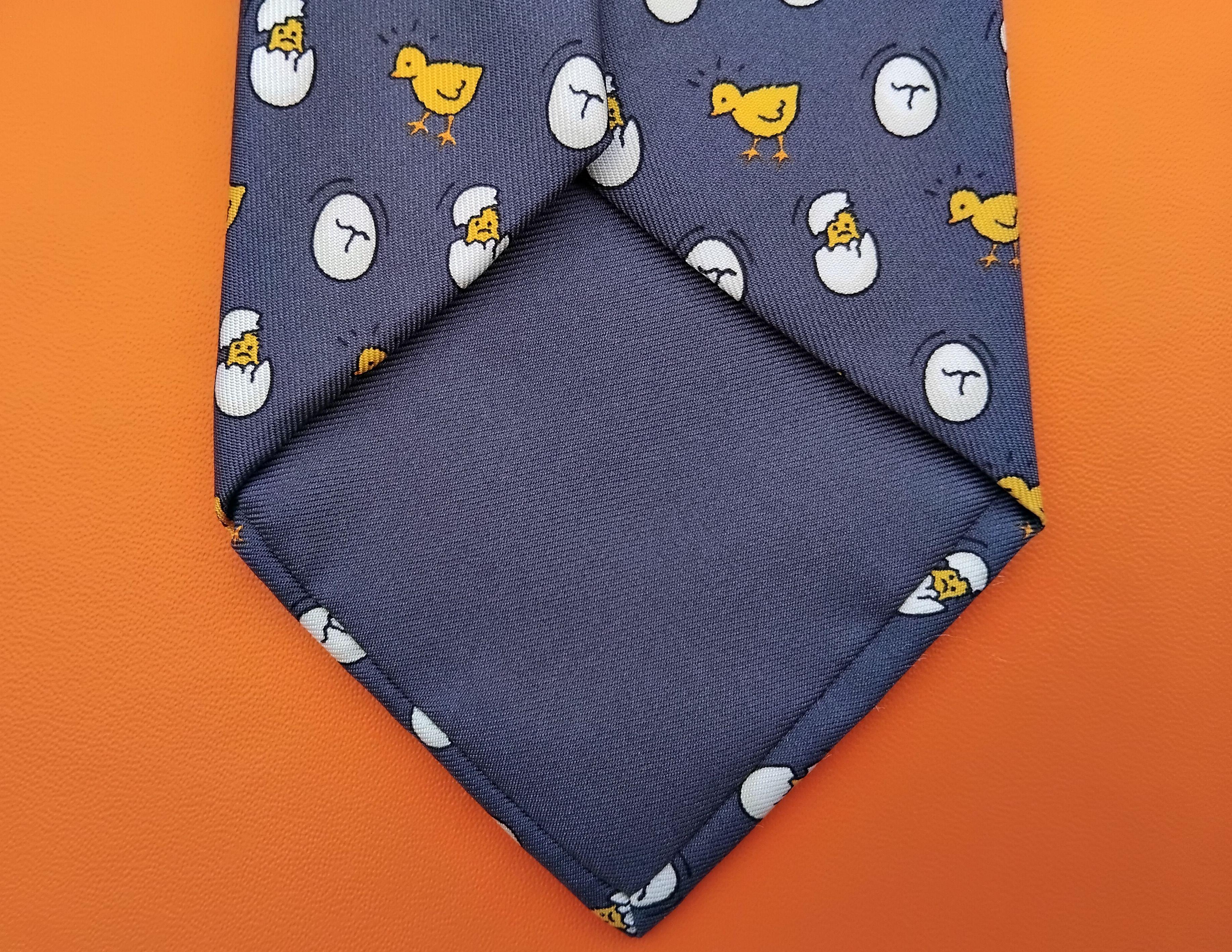 Mignonne cravate en soie Hermès imprimée poussins et coquilles d'œuf Thème de Pâques en vente 2
