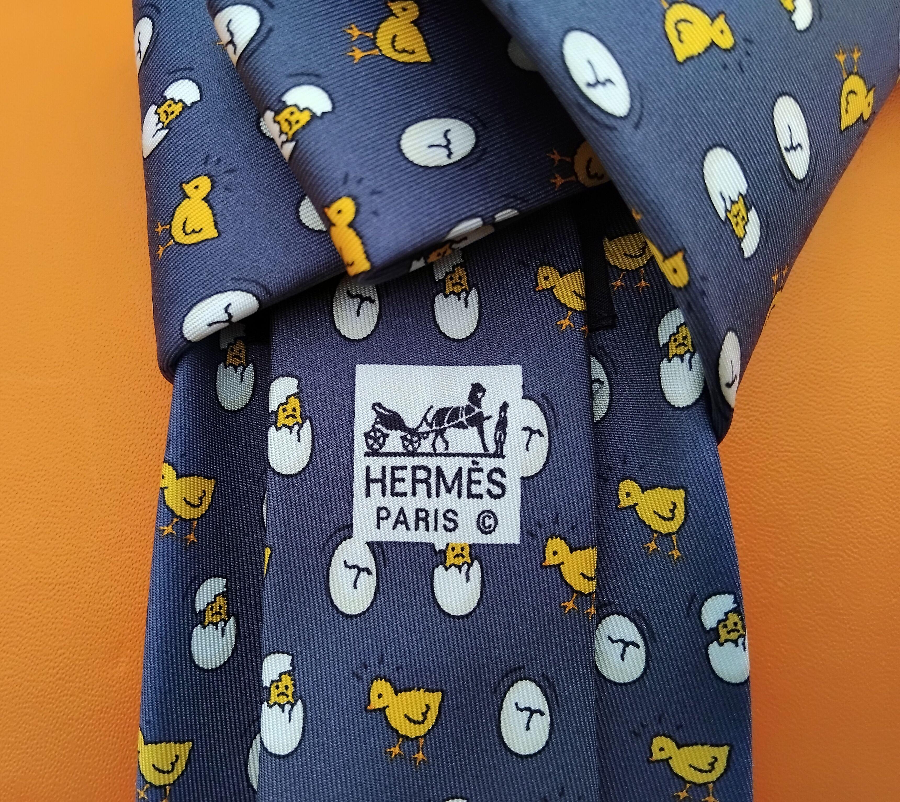 Mignonne cravate en soie Hermès imprimée poussins et coquilles d'œuf Thème de Pâques en vente 3
