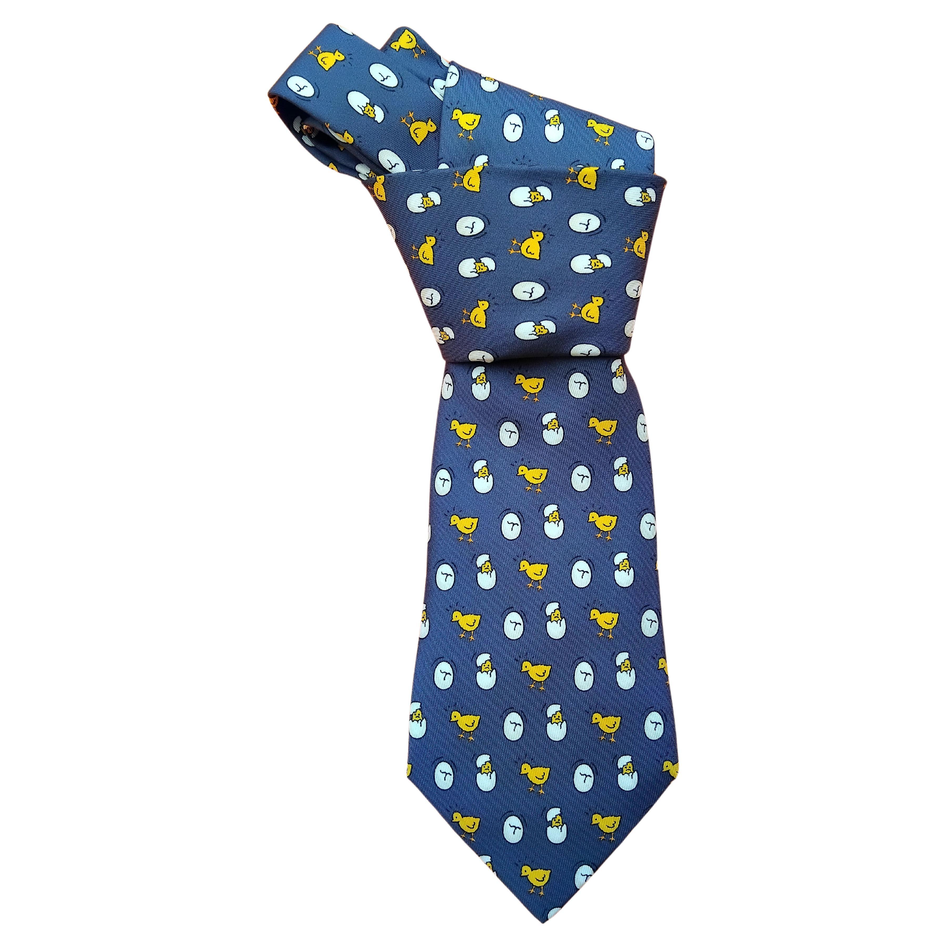 Mignonne cravate en soie Hermès imprimée poussins et coquilles d'œuf Thème de Pâques en vente
