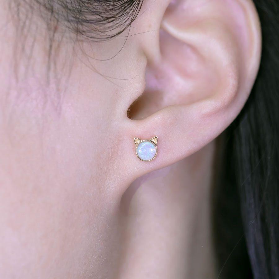 Arts and Crafts Clous d'oreilles Kitty Cat Ears Australian Solid Opal en or jaune 14 carats en vente