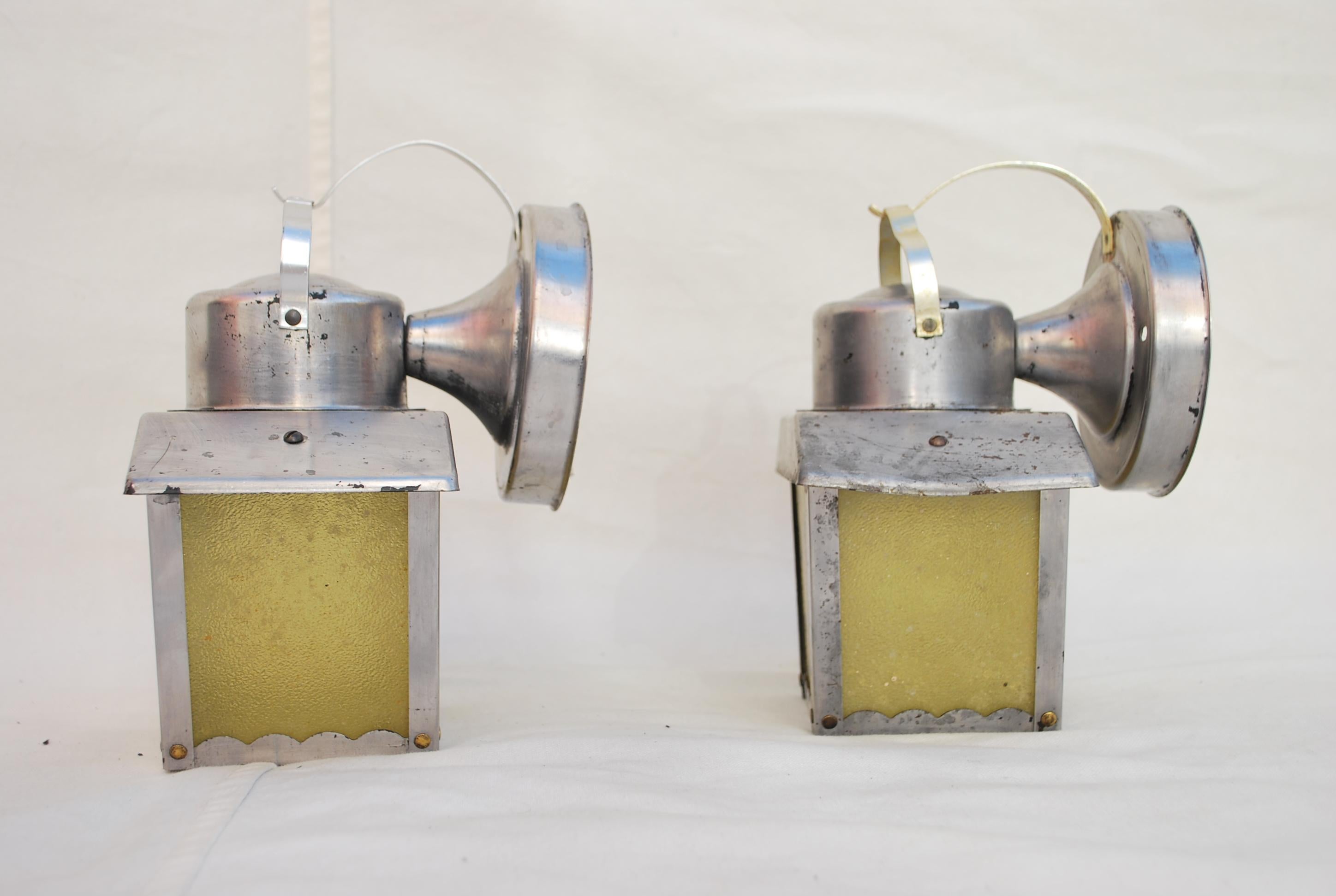 Metallo Simpatica coppia di applique da esterno del 1950 in vendita
