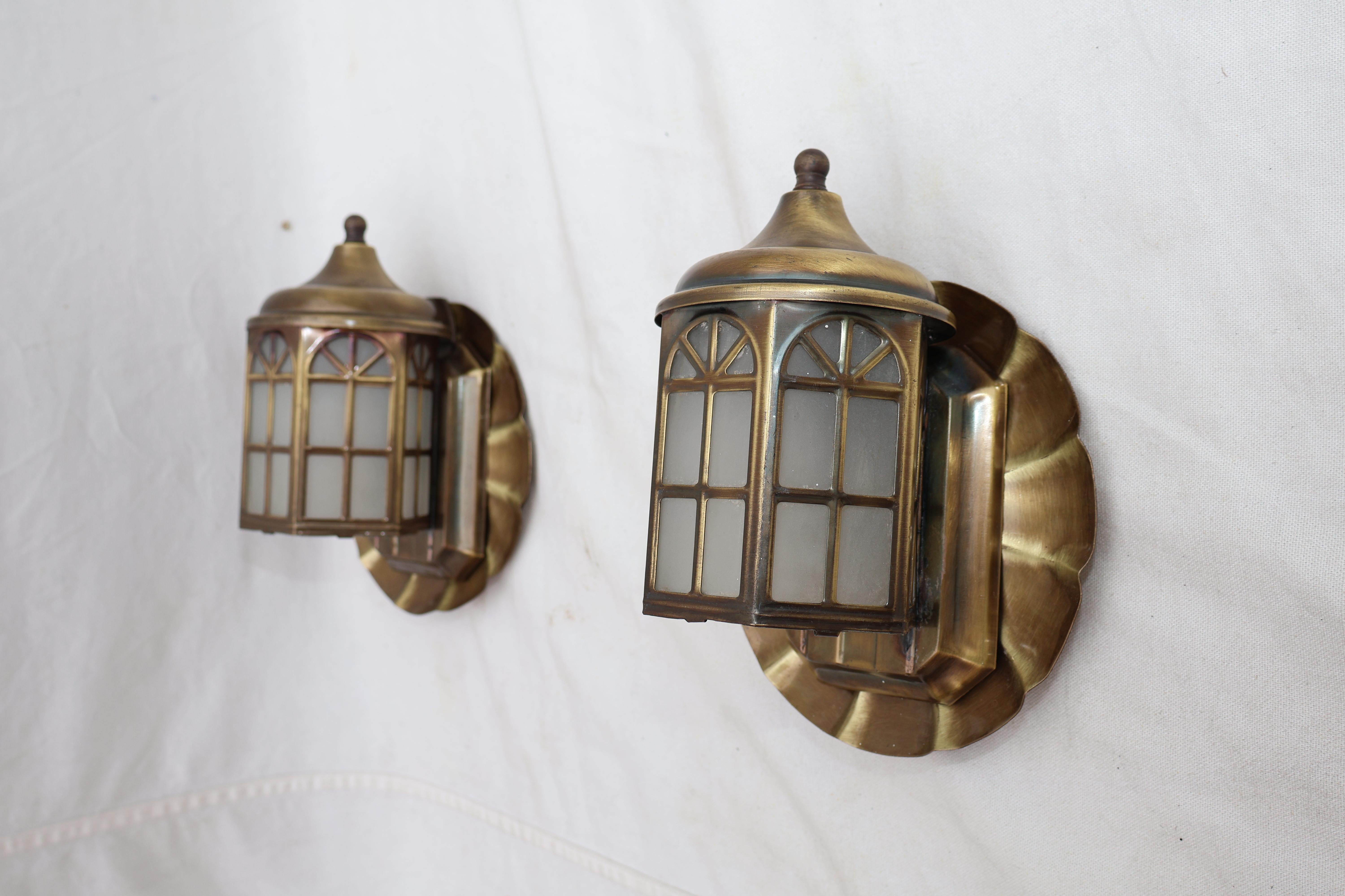 Americano Cute little pair of 1950's outdoor/indoor sconces in vendita