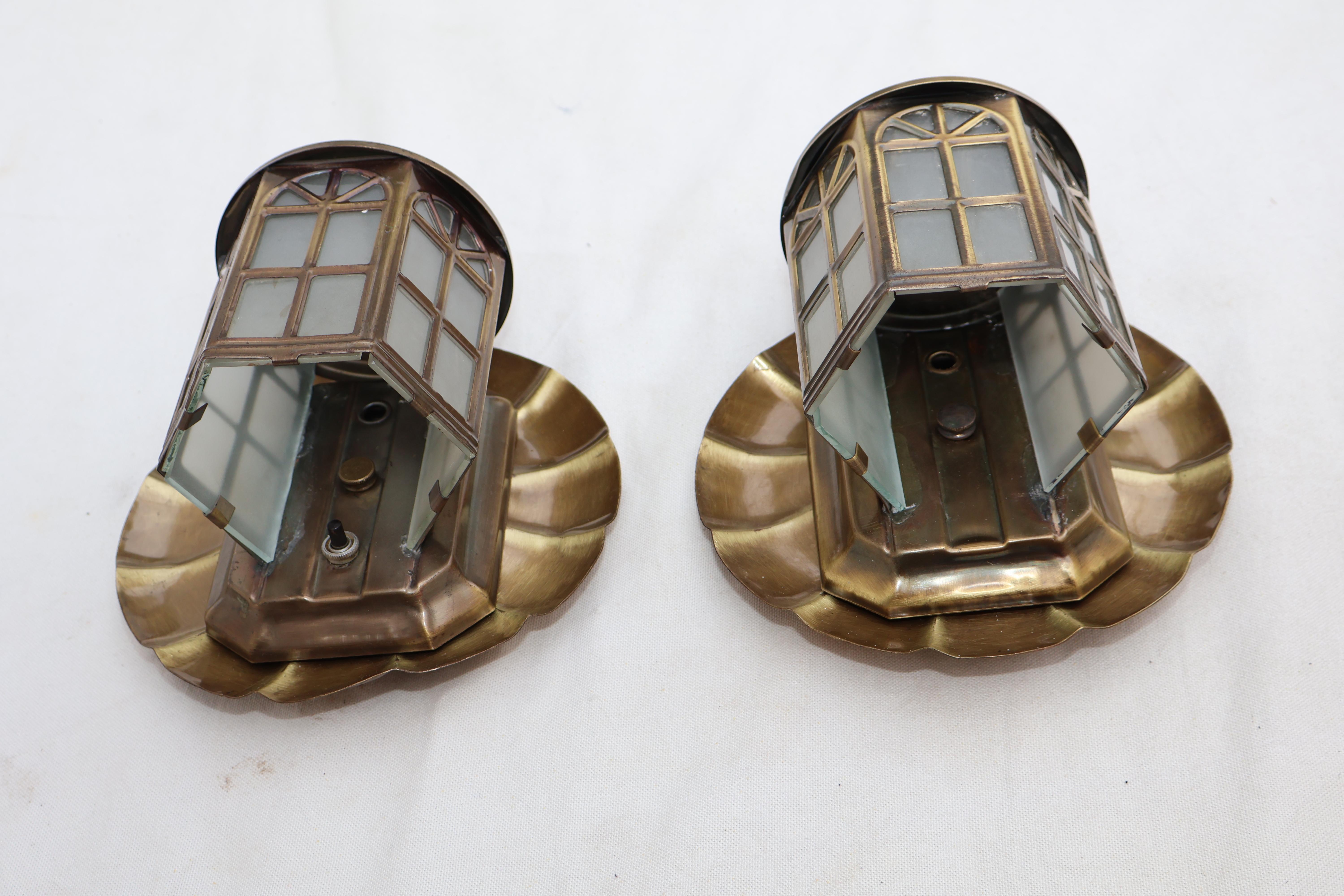 Cute little pair of 1950's outdoor/indoor sconces In condizioni buone in vendita a Los Angeles, CA