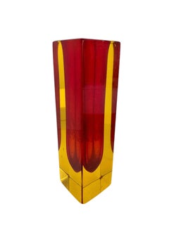 Niedliche Mandruzzato Rot und Gelb Murano Glass Sommerso Block Vase Vintage
