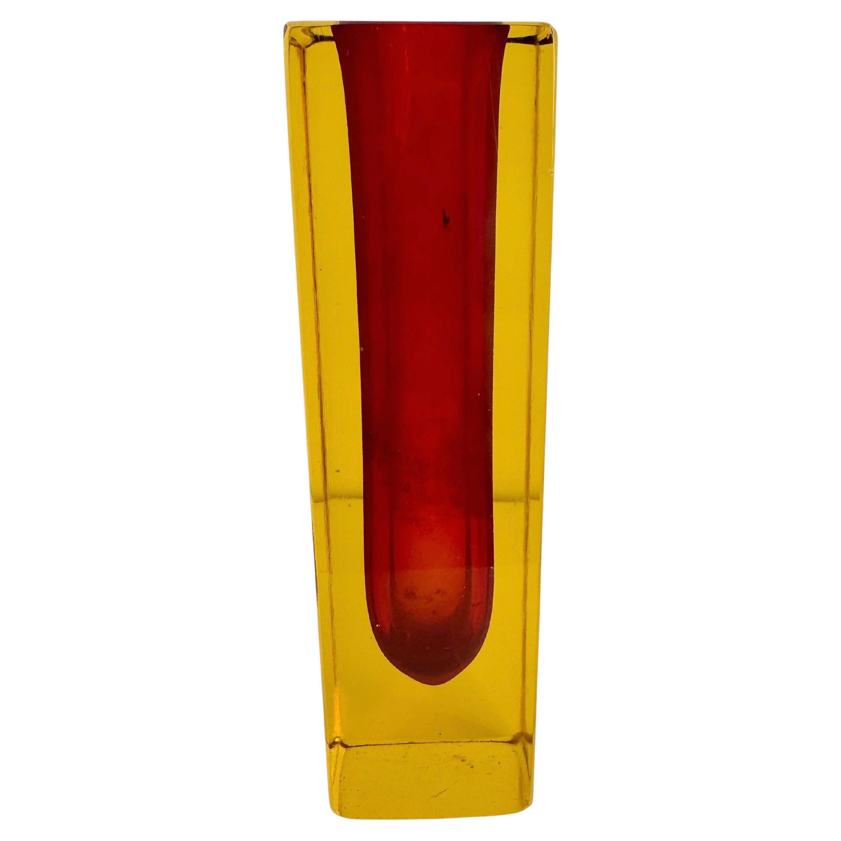 Grazioso vaso a blocco in Murano Glass Sommerso rosso e giallo Mandruzzato Vintage