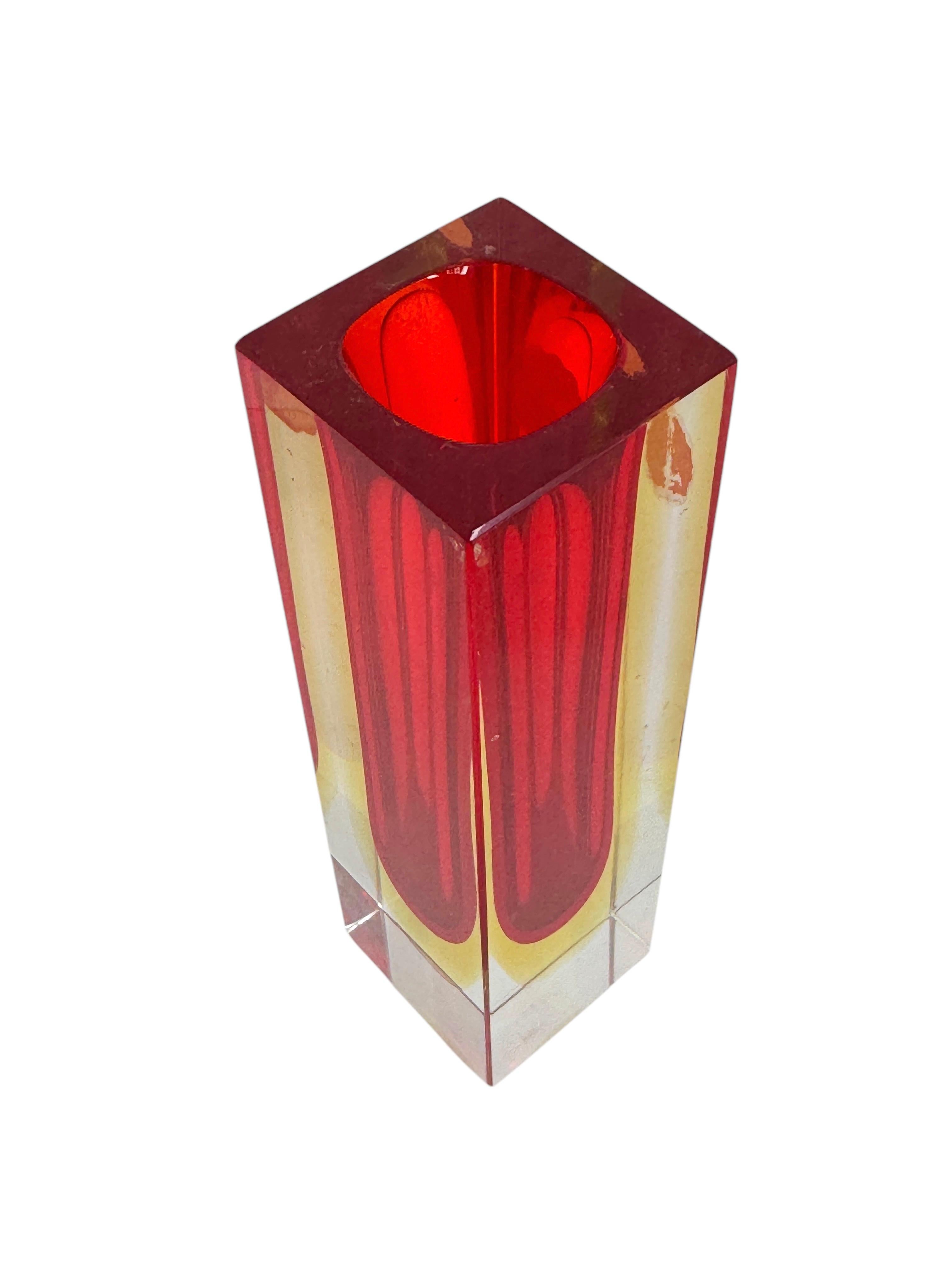 Vase Sommerso en verre de Murano rouge, jaune et transparent taillé Mandruzzato en vente 3