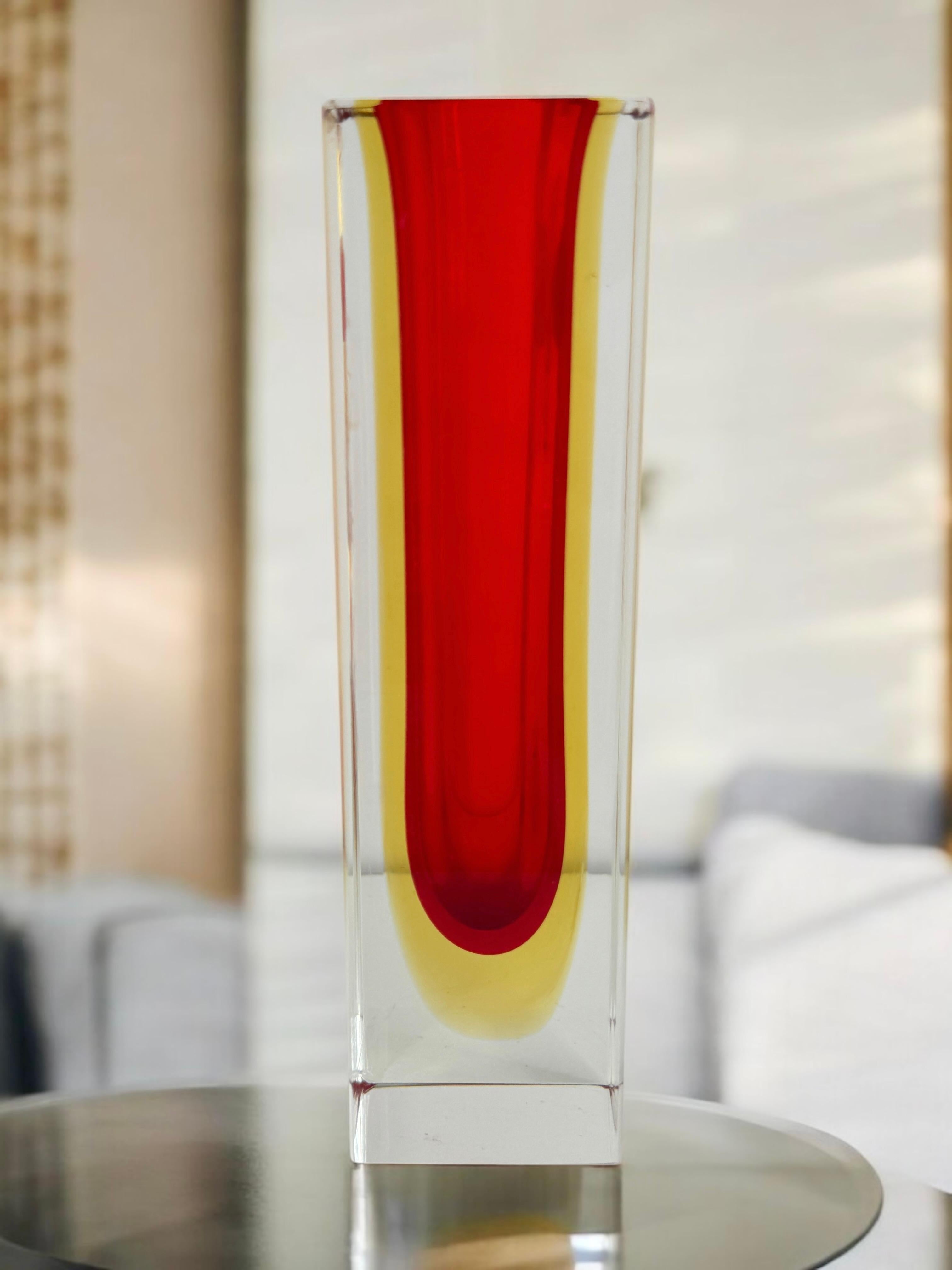 Vase Sommerso en verre de Murano rouge, jaune et transparent taillé Mandruzzato en vente 4