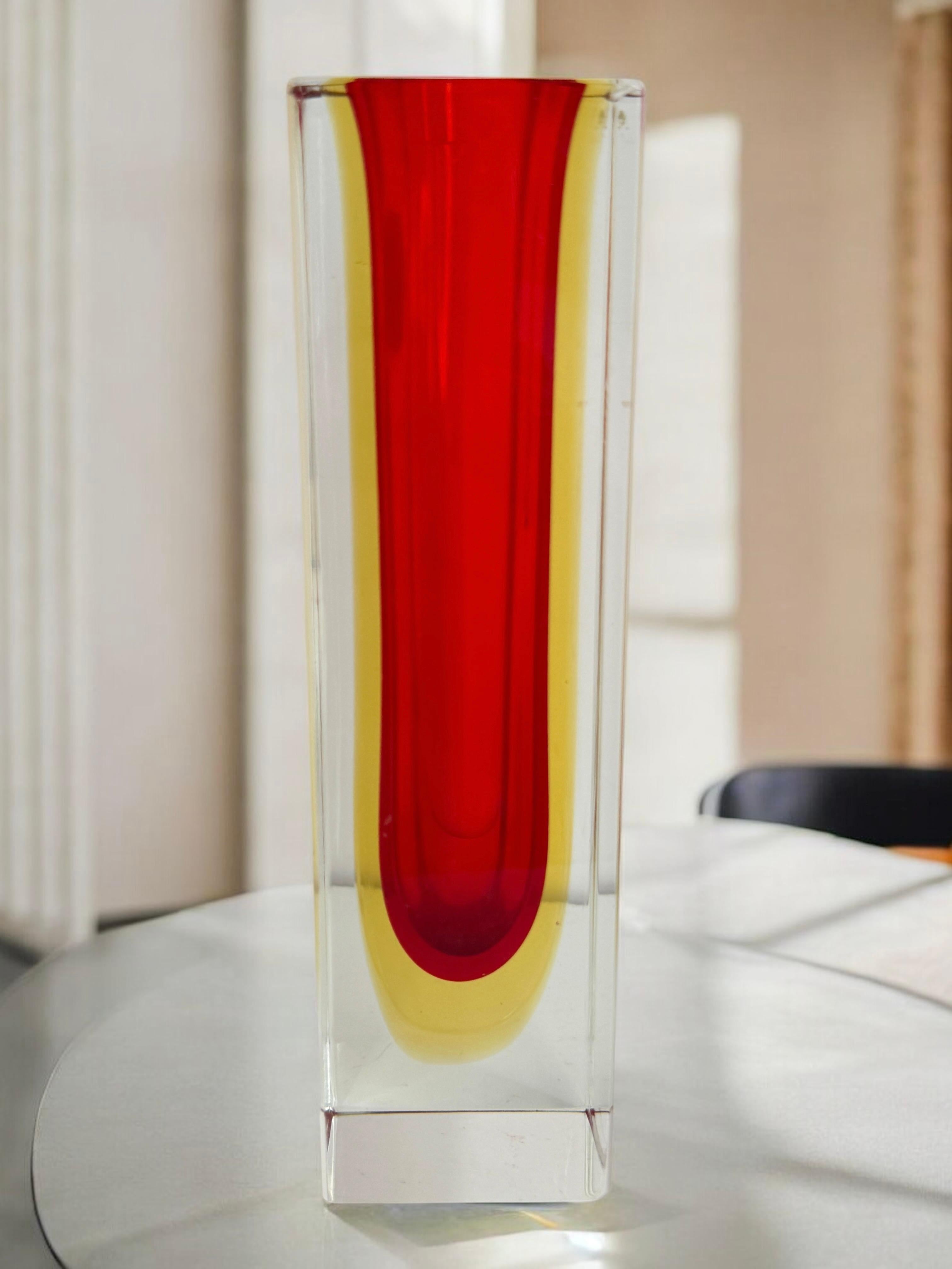 Vase Sommerso en verre de Murano rouge, jaune et transparent taillé Mandruzzato en vente 8
