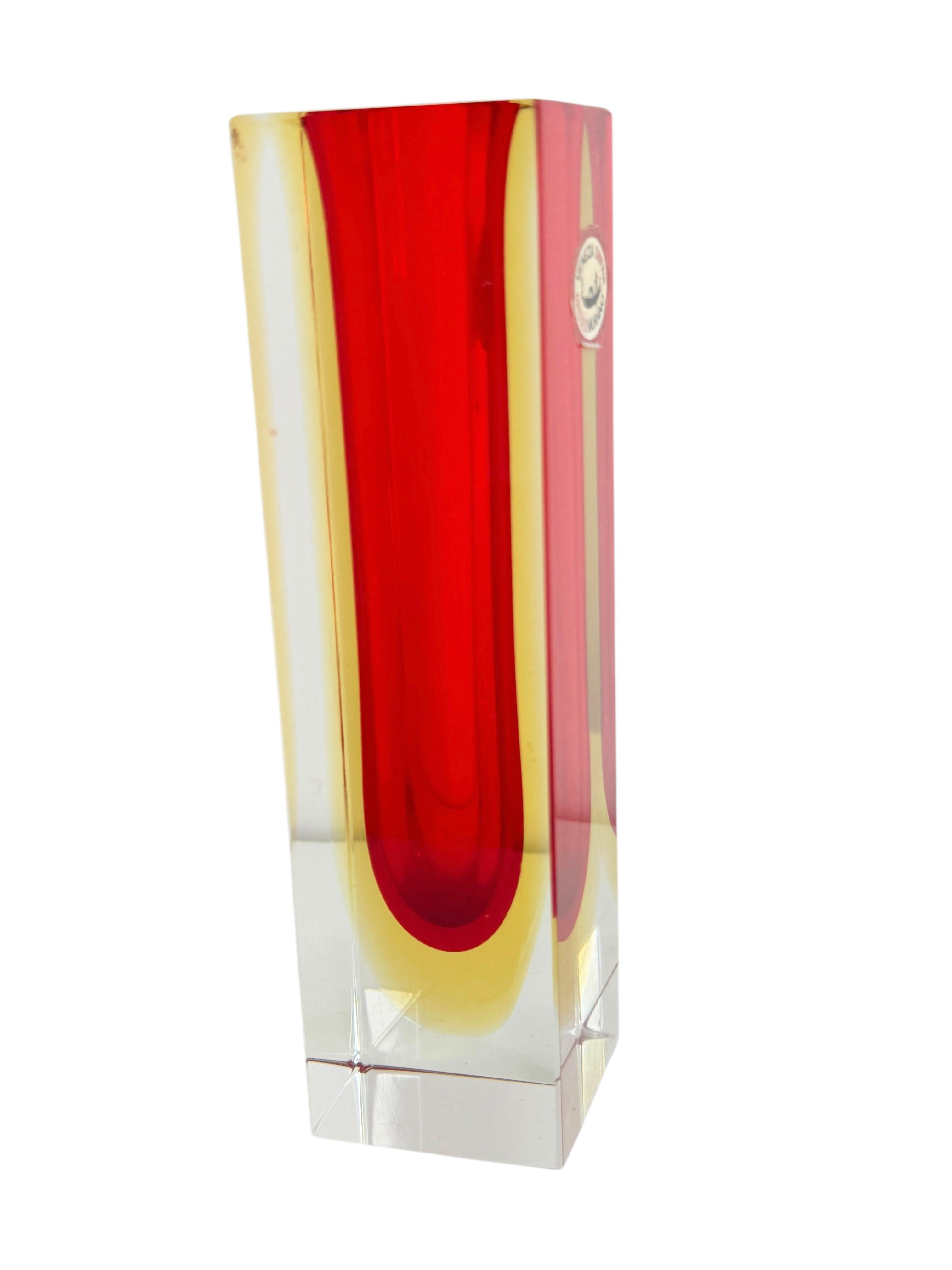 Un étonnant vase Mandruzzato en verre vénitien de Murano datant du milieu du siècle dernier et fabriqué en Italie, vers les années 1960. Il s'agit d'un vase en bloc de verre, avec différentes couches de verre coloré. La partie supérieure du vase est