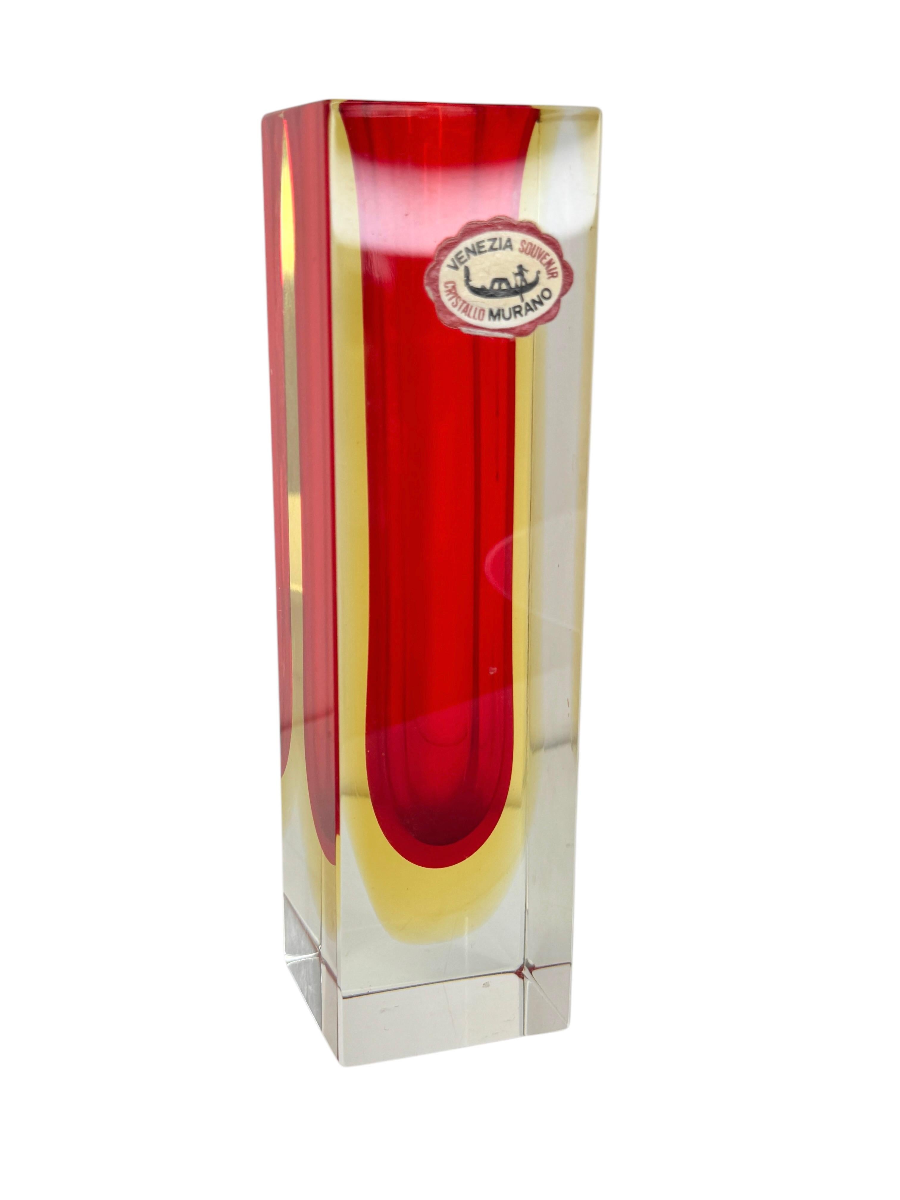 Mid-Century Modern Vase Sommerso en verre de Murano rouge, jaune et transparent taillé Mandruzzato en vente