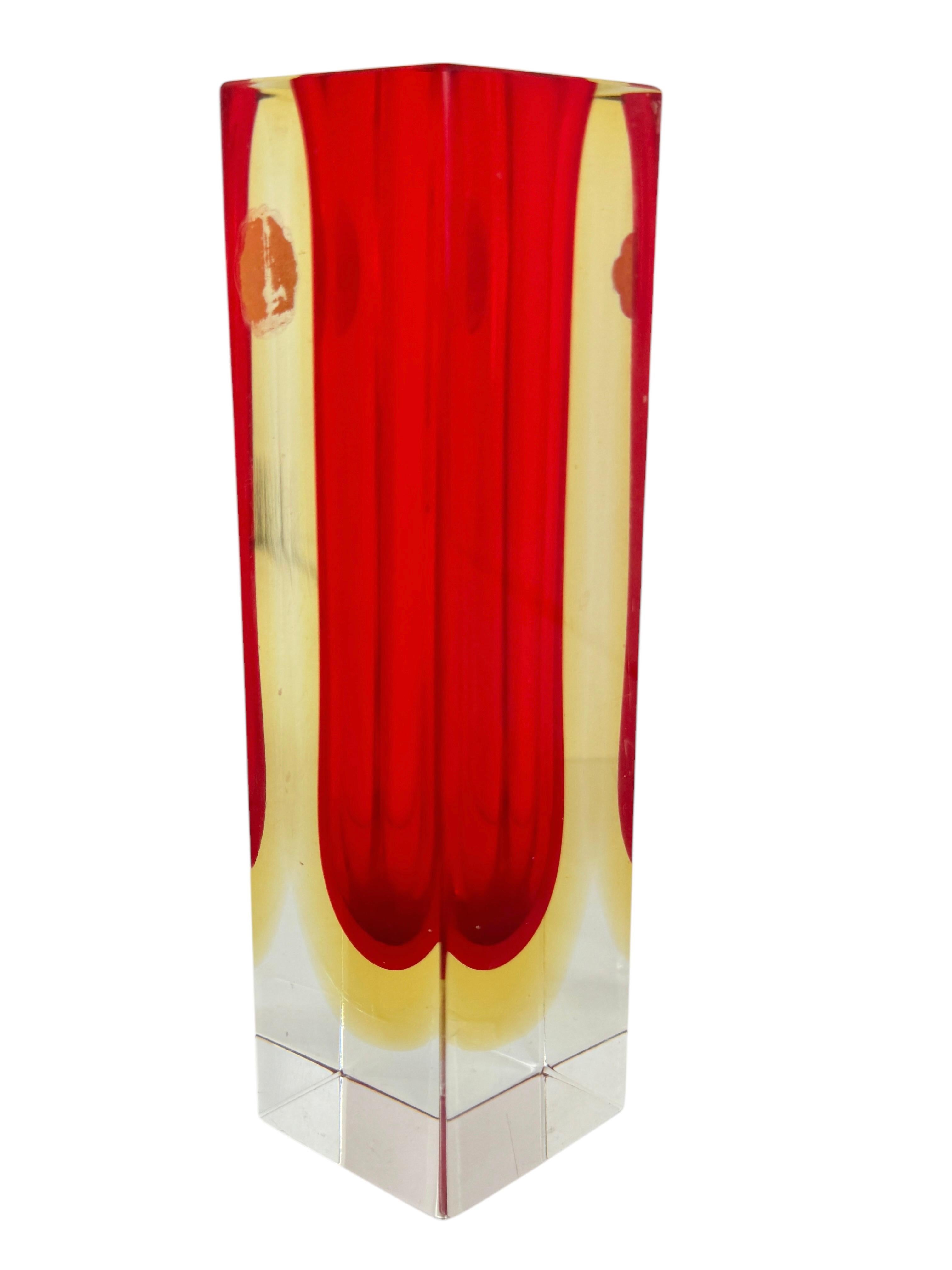 italien Vase Sommerso en verre de Murano rouge, jaune et transparent taillé Mandruzzato en vente