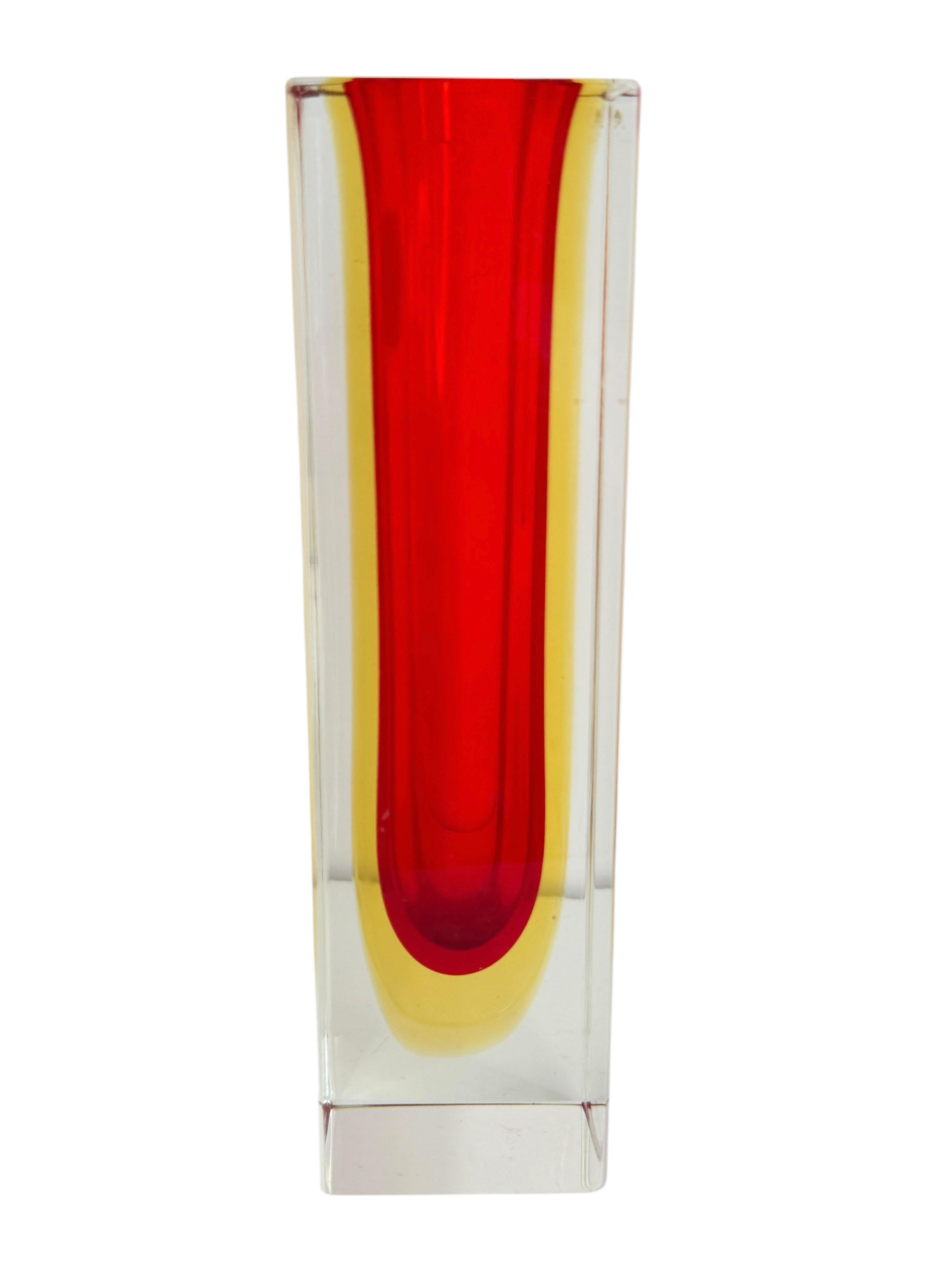 Vase Sommerso en verre de Murano rouge, jaune et transparent taillé Mandruzzato Bon état - En vente à Nuernberg, DE