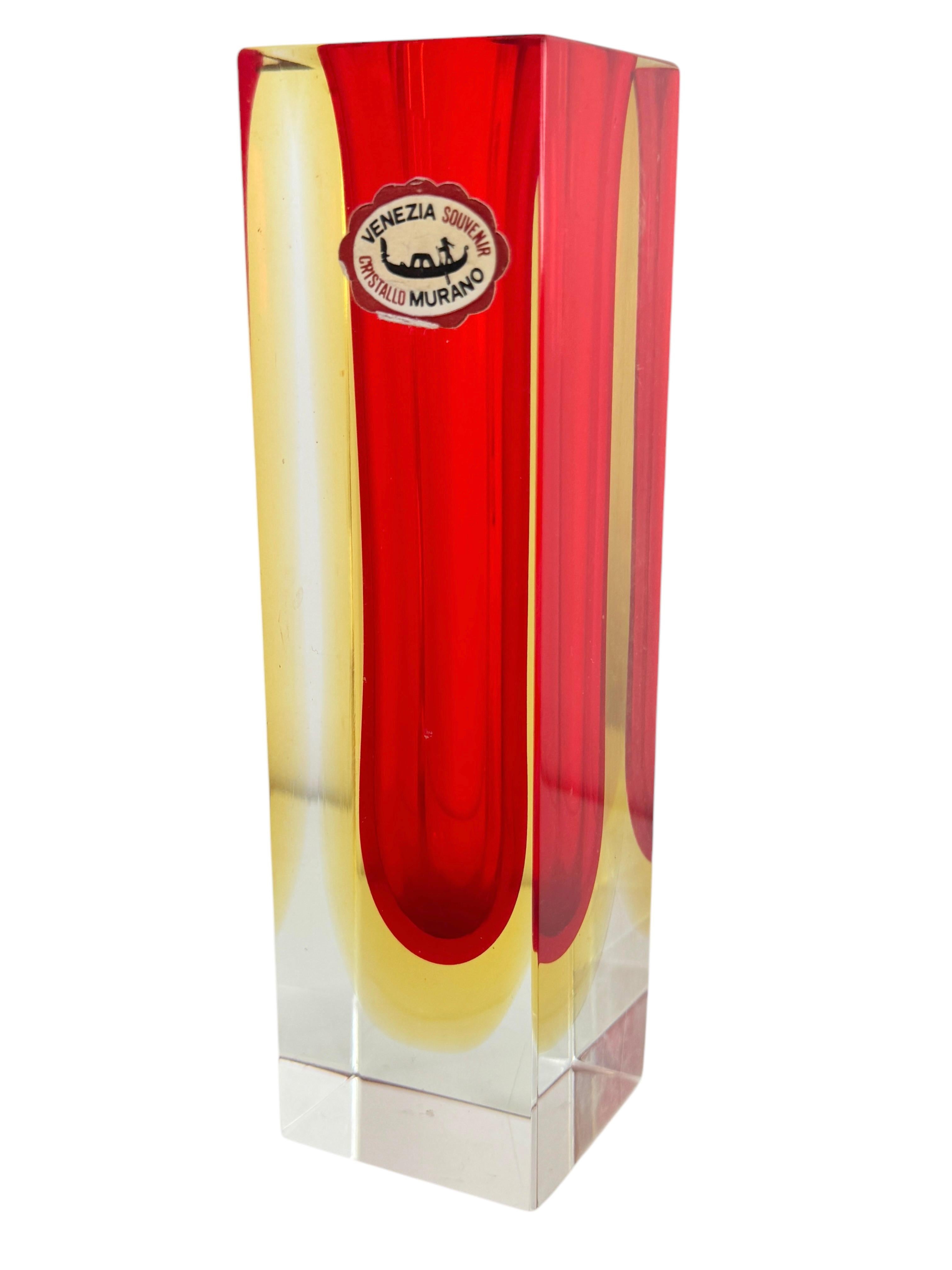 Milieu du XXe siècle Vase Sommerso en verre de Murano rouge, jaune et transparent taillé Mandruzzato en vente