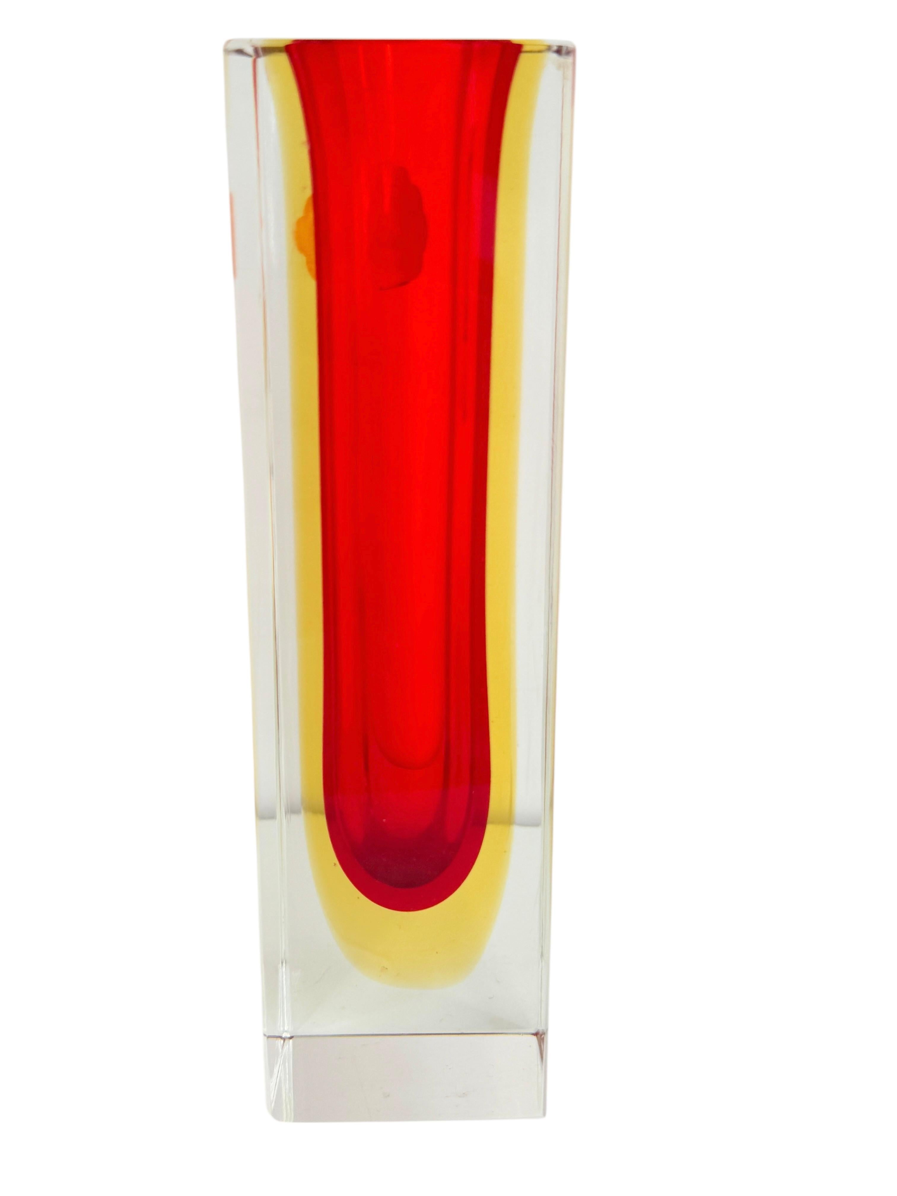 Verre d'art Vase Sommerso en verre de Murano rouge, jaune et transparent taillé Mandruzzato en vente