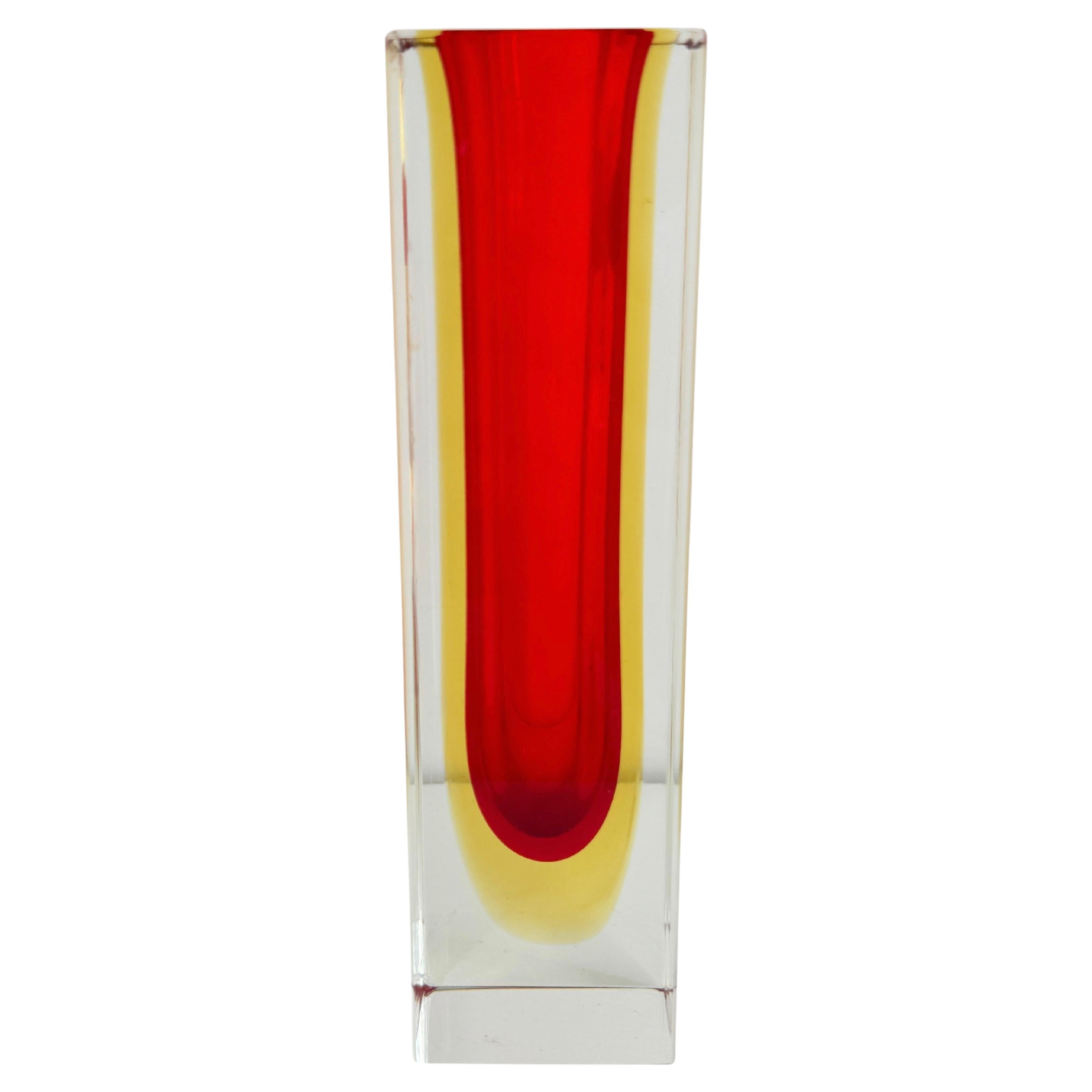 Simpatico vaso a blocco di Murano Glass Sommerso Mandruzzato rosso, giallo e trasparente Vintage